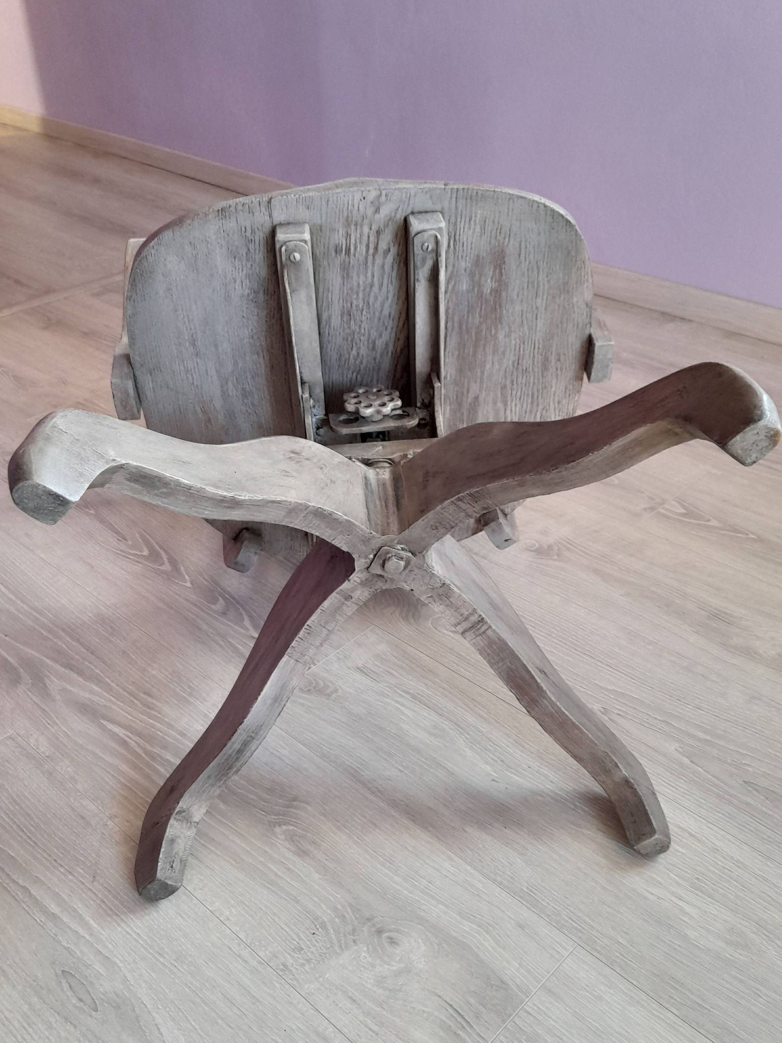 Fauteuil de bureau pivotant en bois laqué gris
