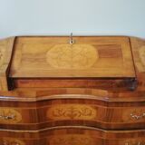 Commode scriban de style louis XVI en marqueterie incrustée