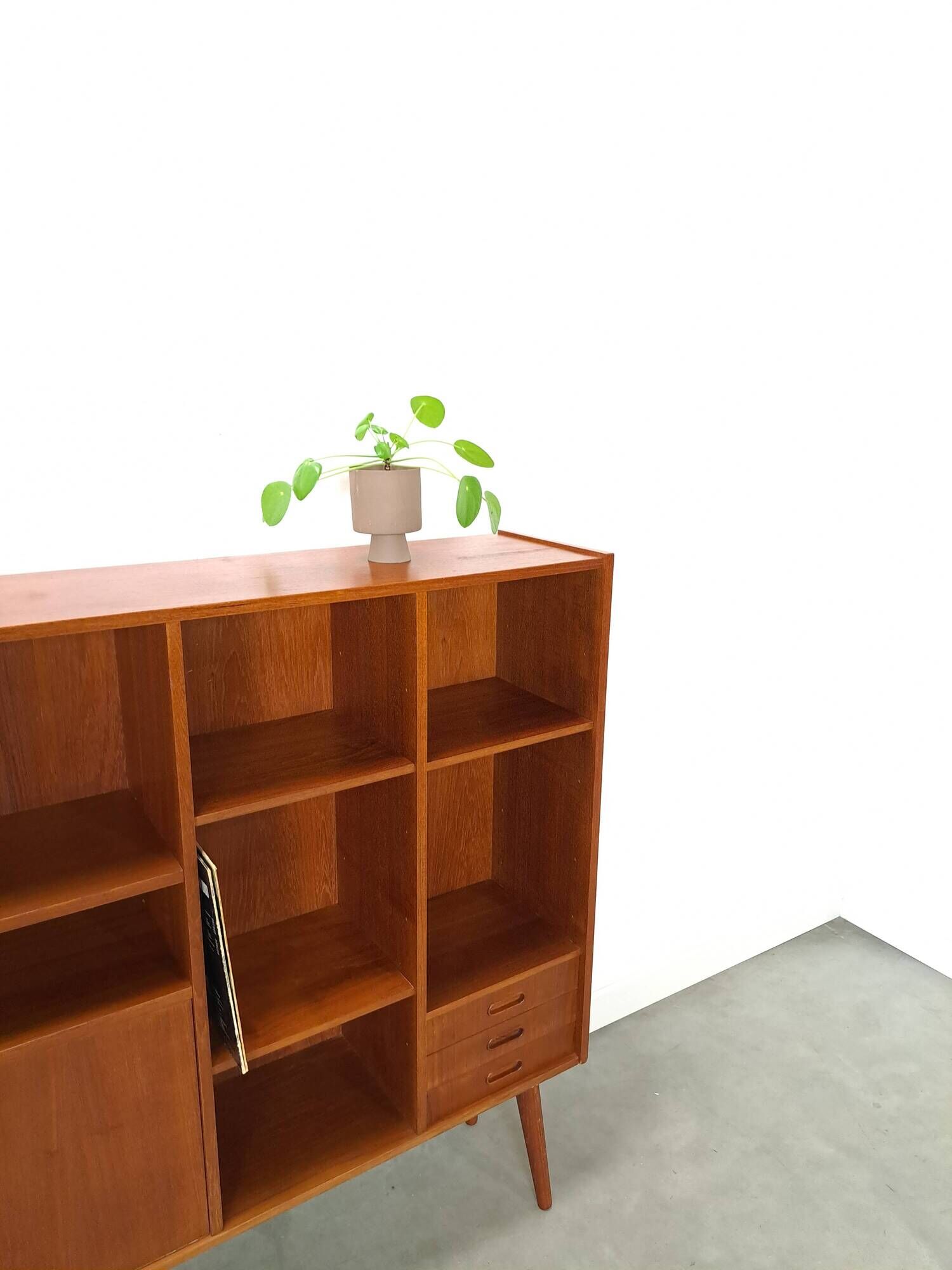 Deens teak brede LP kast met planken, lades en bar met spiegel