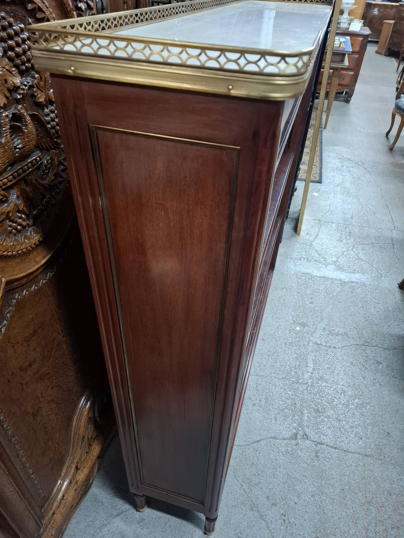 Large Mahogany Bibus