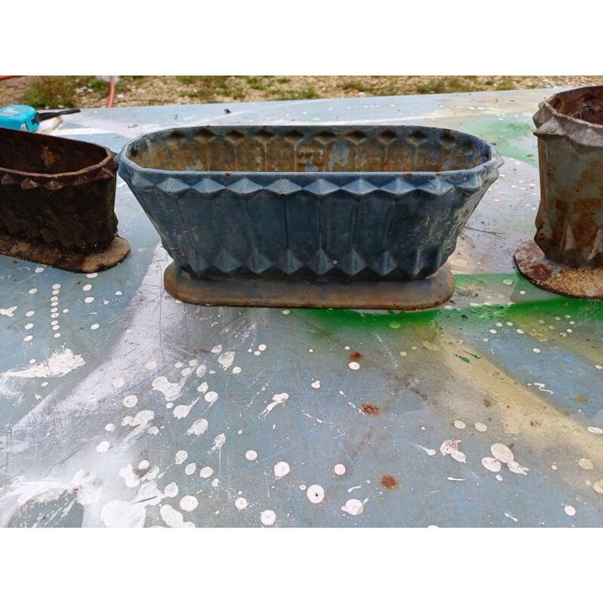 4 cast iron planters from 1900 from Charleville-Mézières