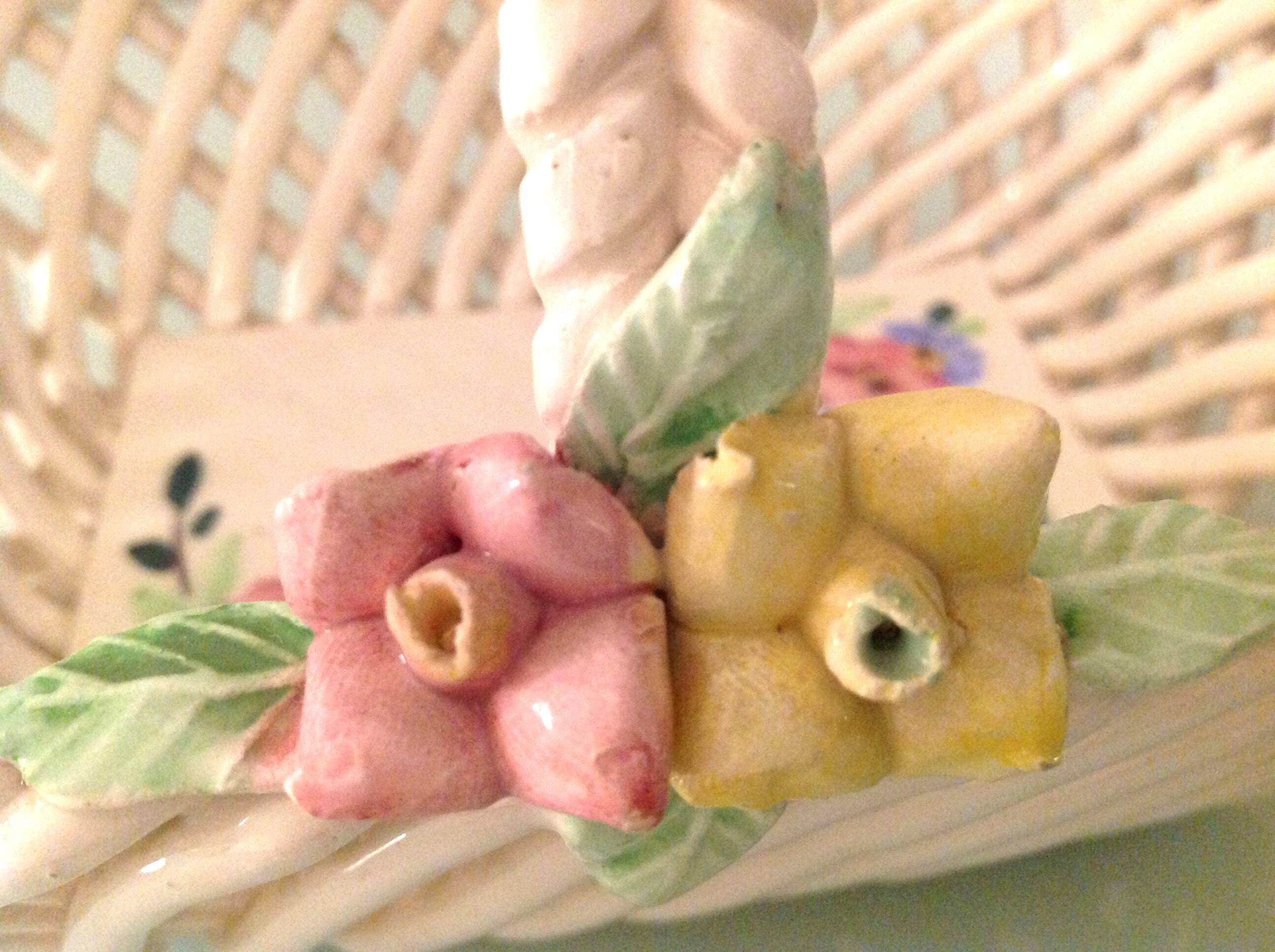 Empty pocket basket in woven white ceramic / vintage 60s-70s