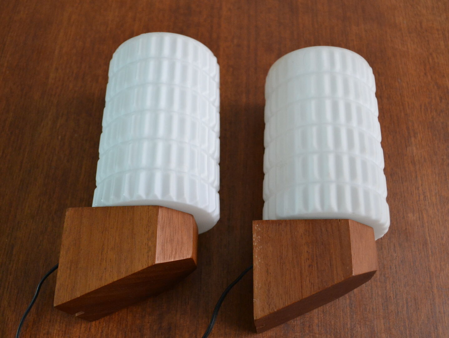 Paire d'appliques scandinaves teck opaline 60s