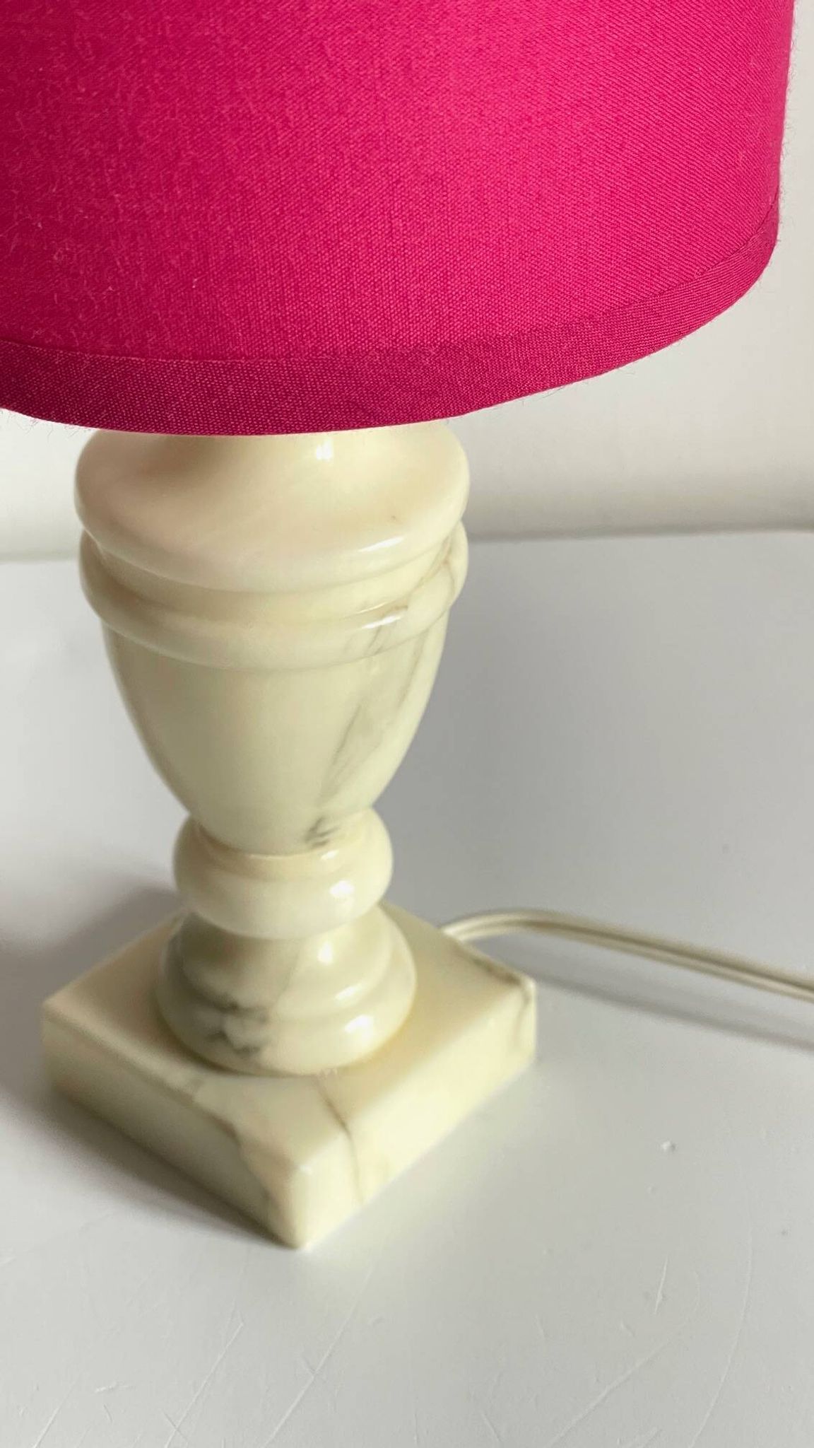 Lampe marbre et tissu fuchsia vintage