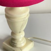Lampe marbre et tissu fuchsia vintage