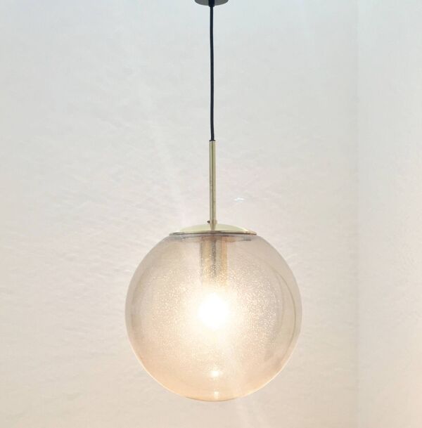 Suspension/plafonnier sphérique en verre fumé à bulles d'air, grand modèle, style milieu du XXe siècle, provenant de Limbourg, Allemagne, années 1970