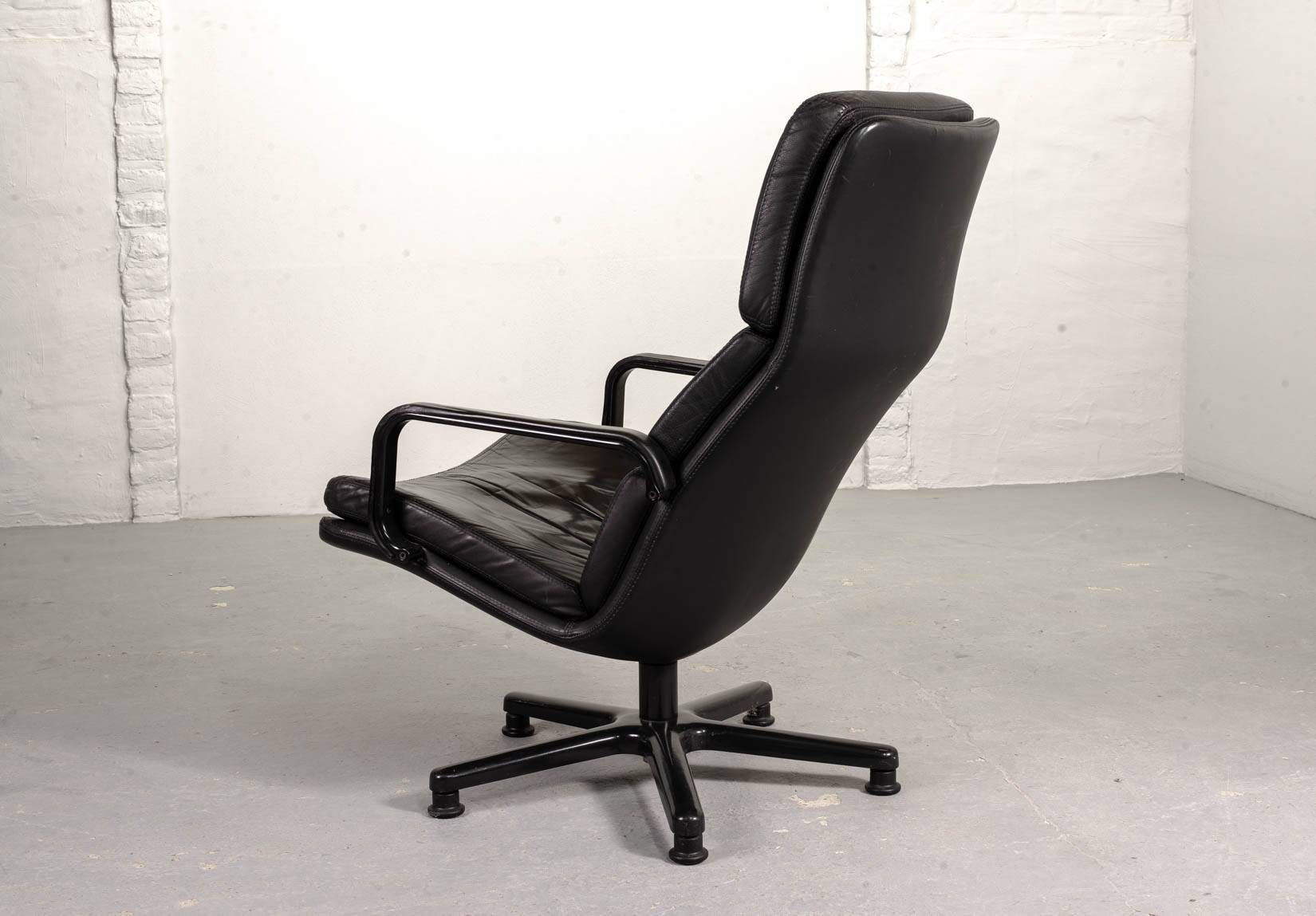 Artifort Dutch Design Black Leather Swivel Lounge Chair, F-Serie, 1960s