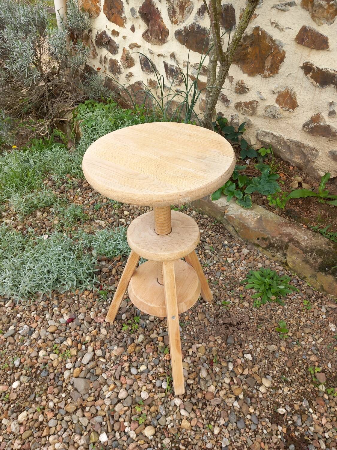 Tripod stool with screw