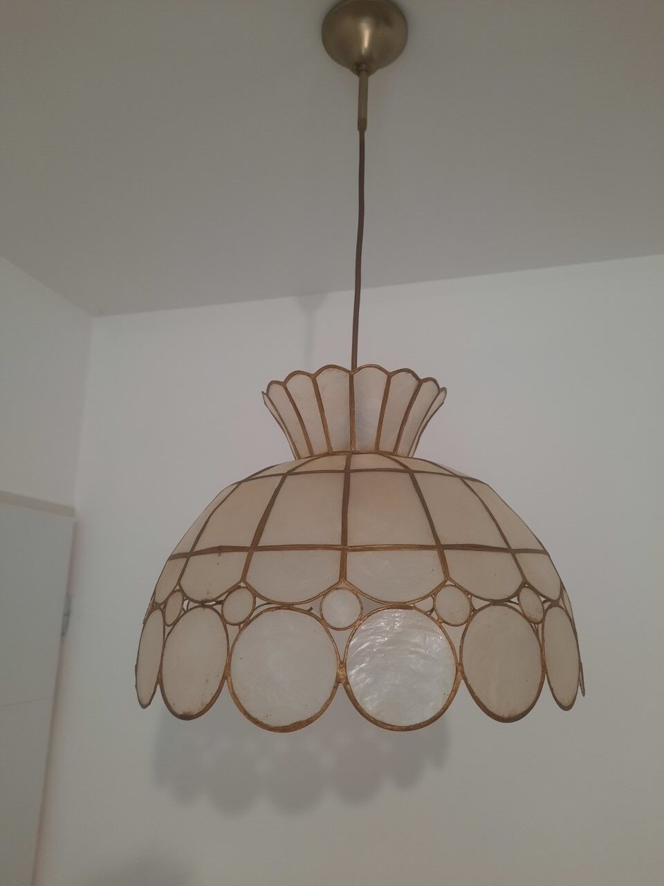 Mother-of-pearl and brass suspension