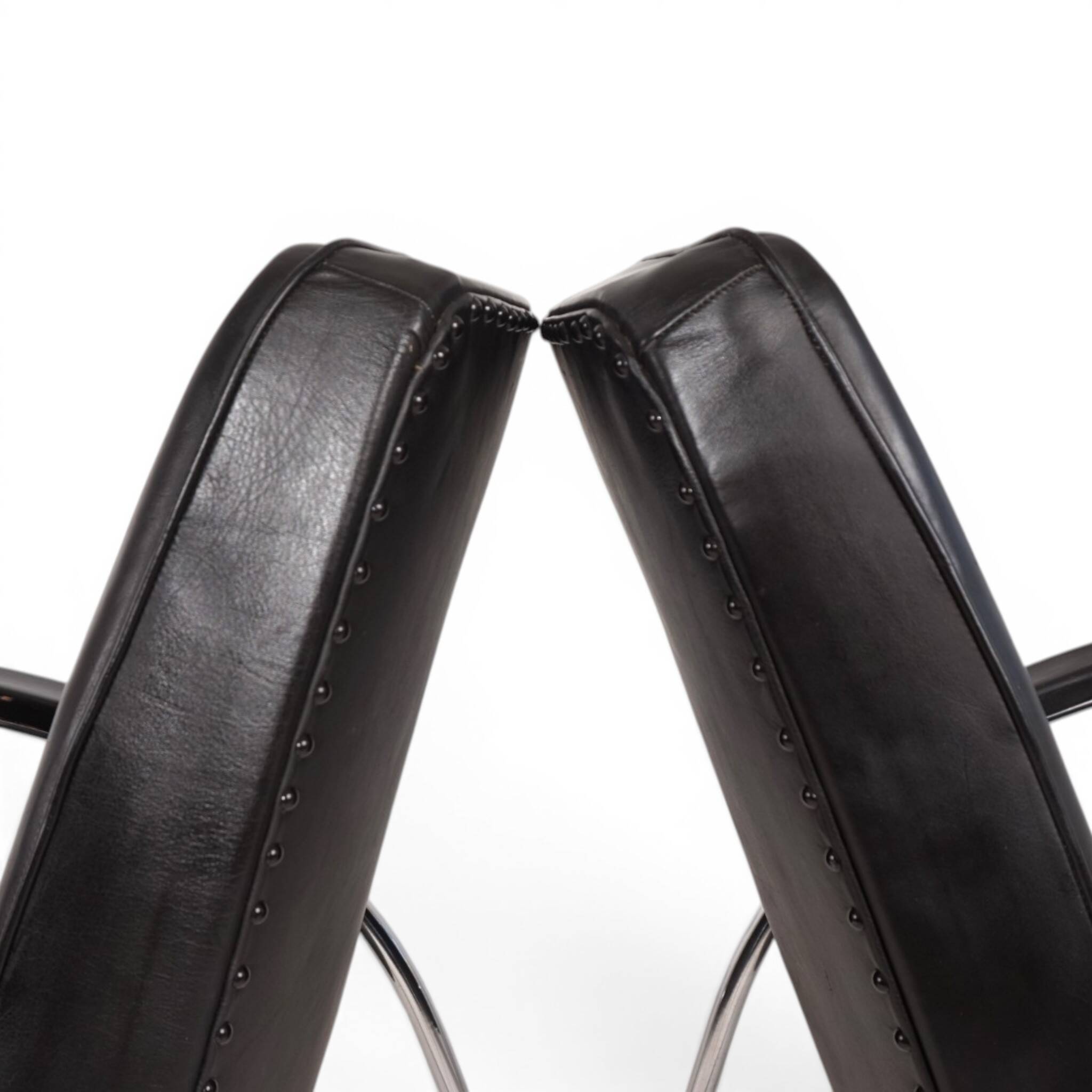 Set of 2 tubular steel Bauhaus Streamline leather armchairs, 1930.