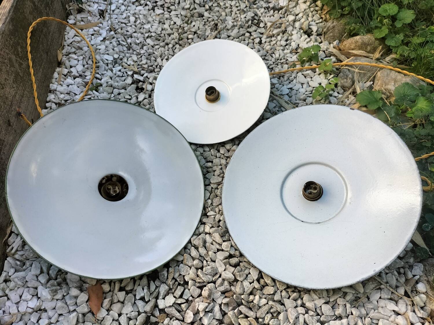 3 suspensions en tôles émaillées