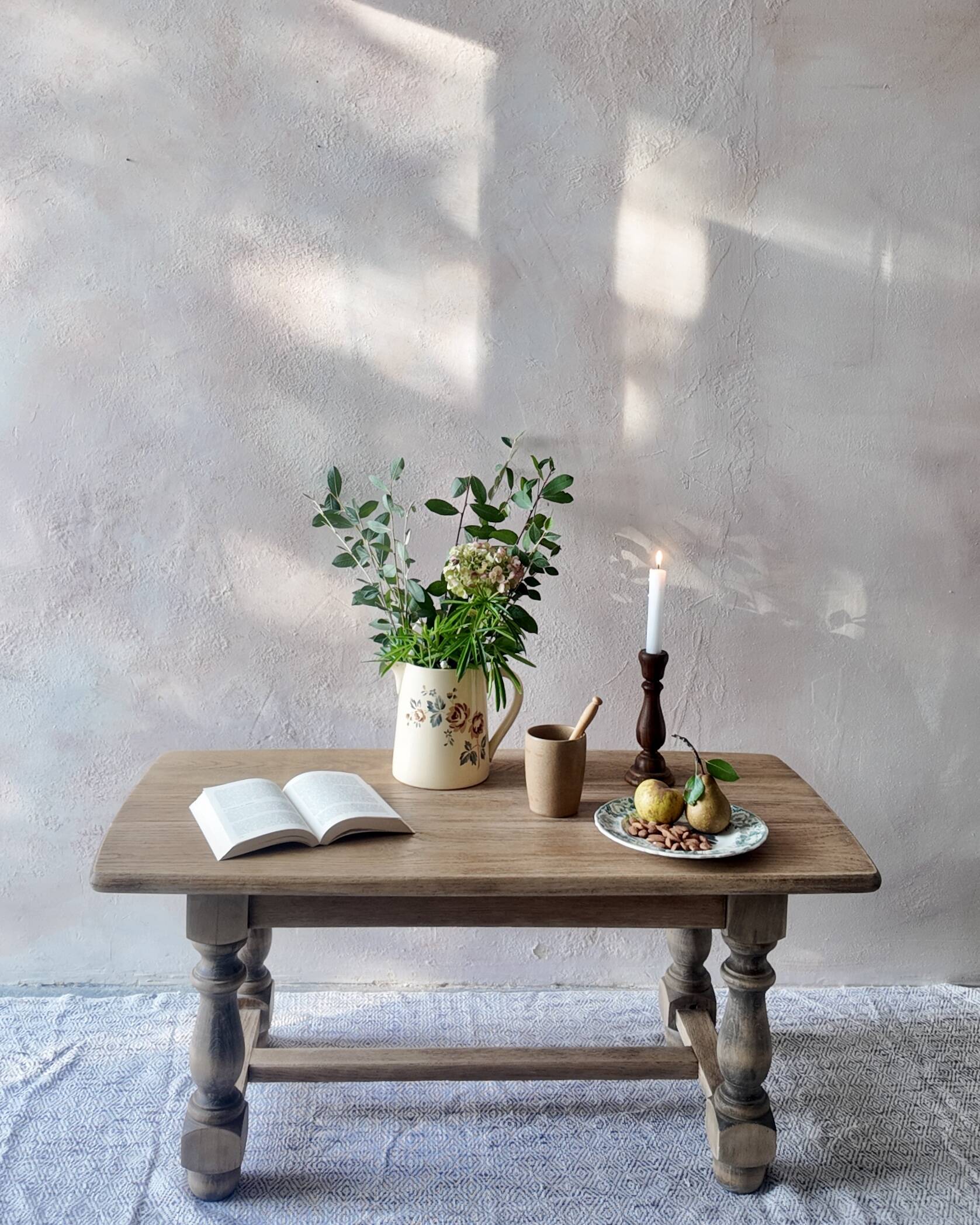 Old farmhouse coffee table in solid oak - turned legs and stretcher.