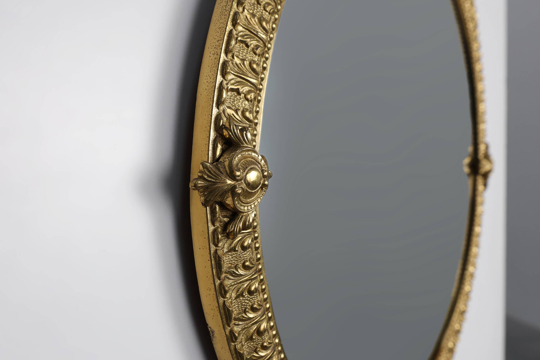 Miroir rond néoclassique français en finition cuivre, 20e siècle