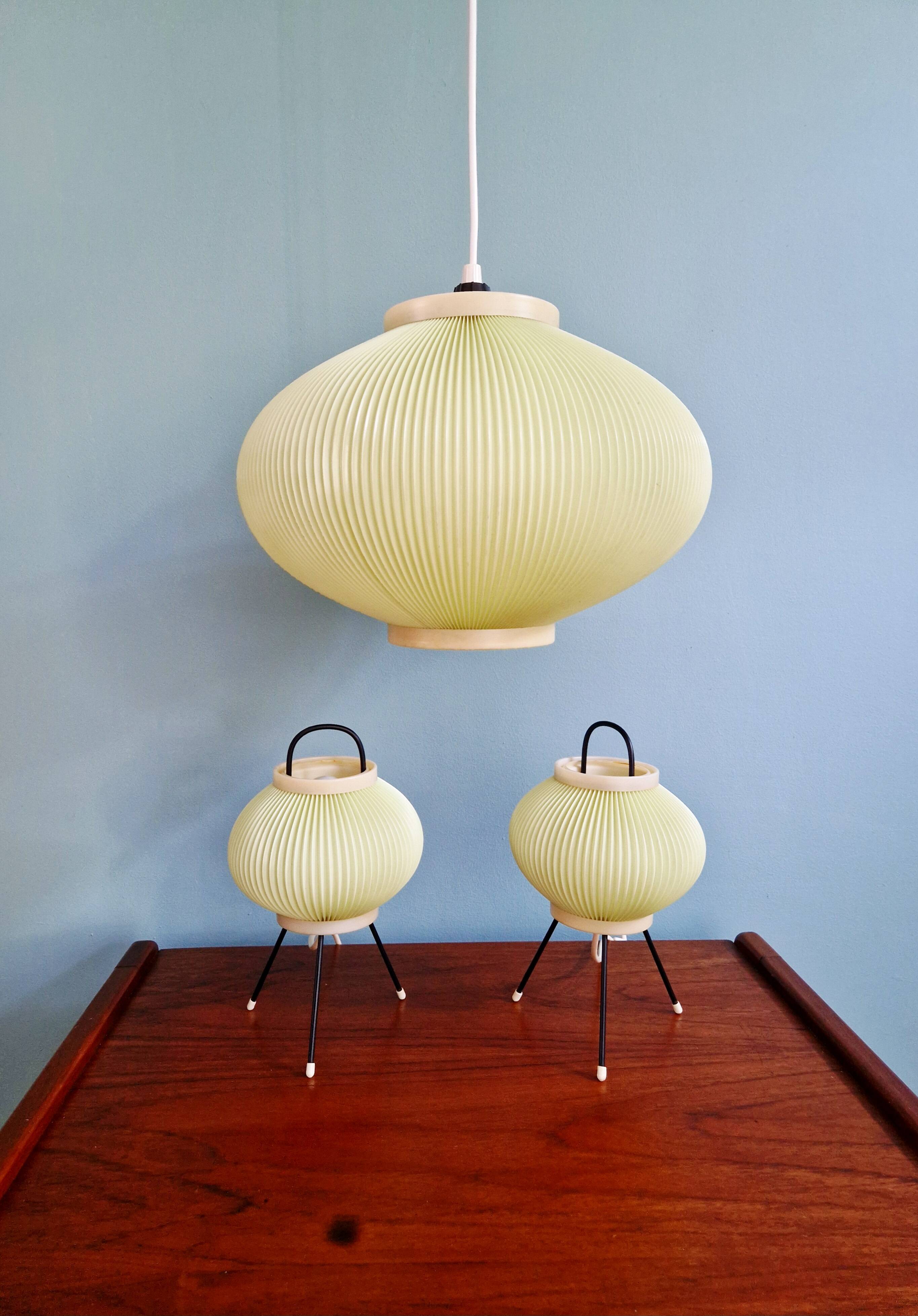 Paire de lampes tripode en celluloïd plissé vert pâle, 1960