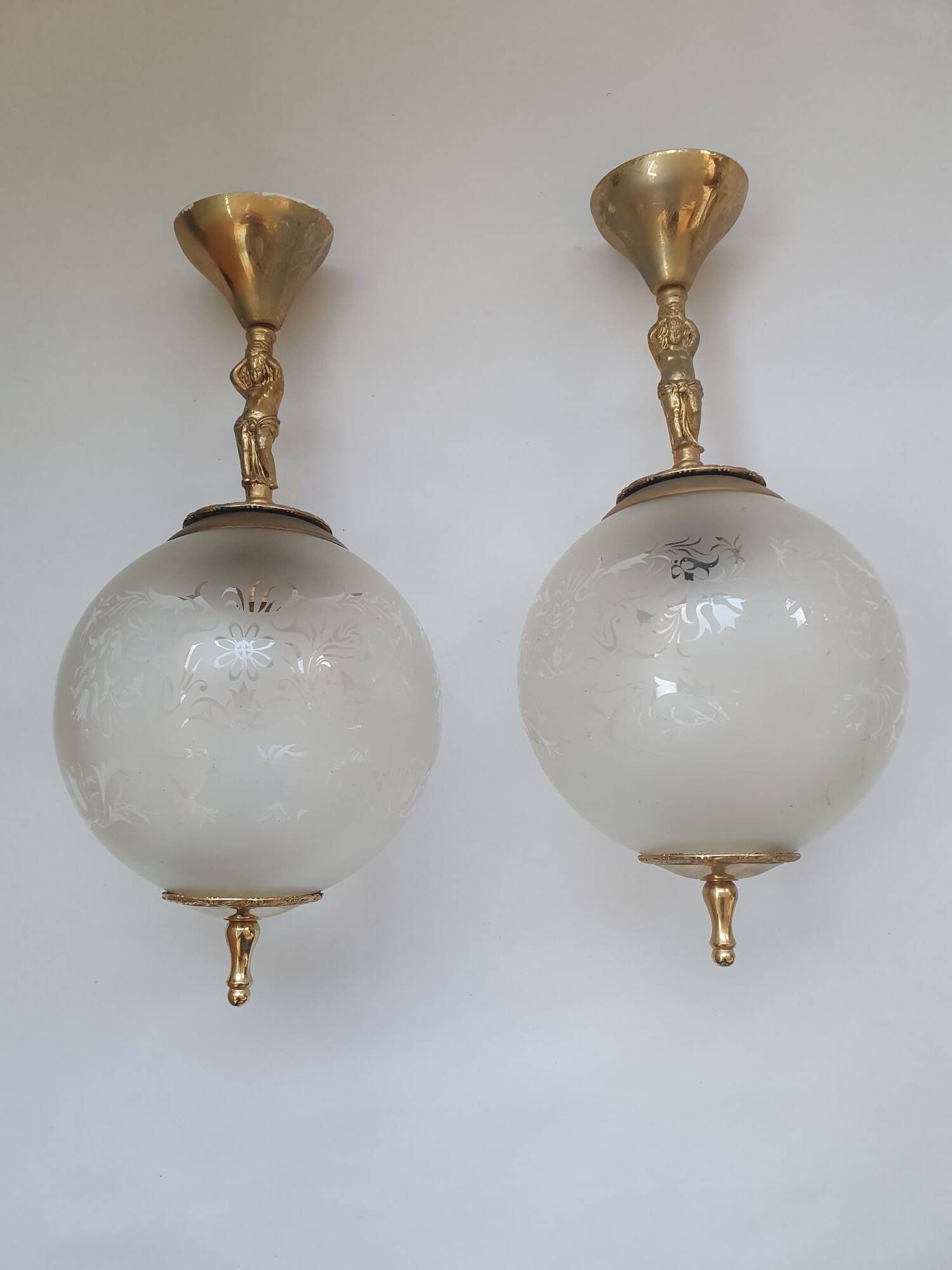 Deux suspensions laiton doré et verre givré anciennes