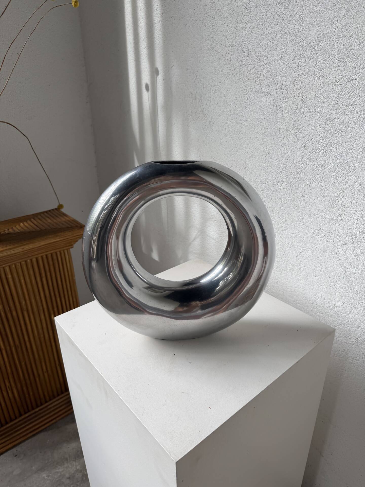 Round aluminium loop vase