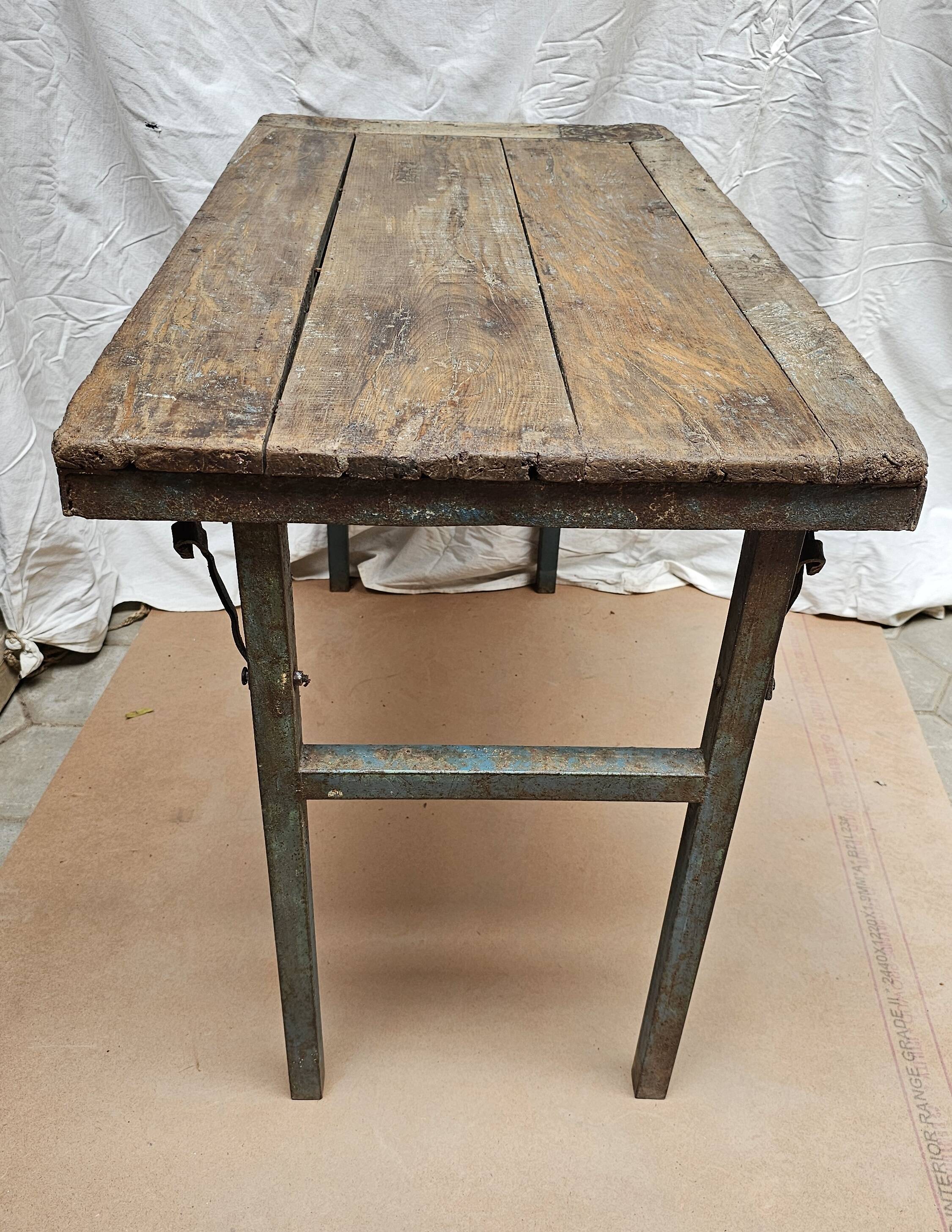 Table pliante d'atelier en teck et fer forgé