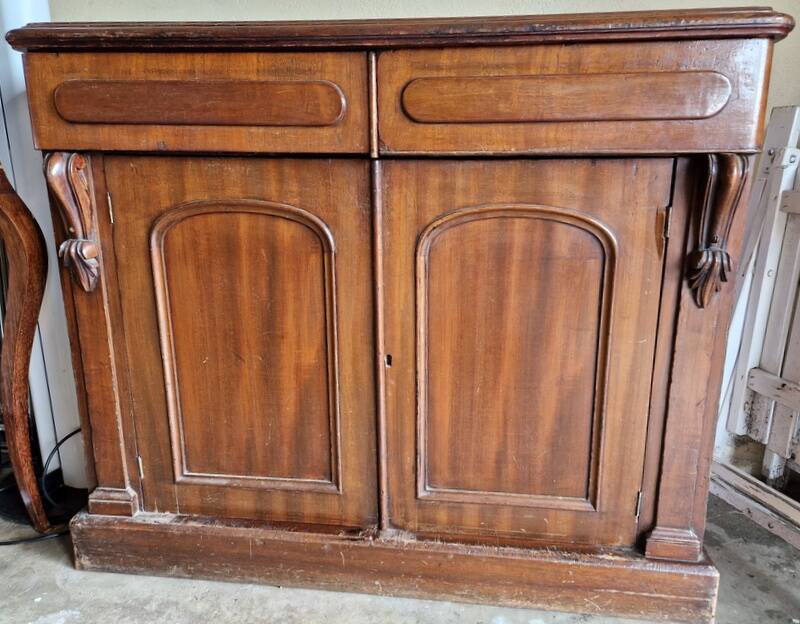 Mahogany and mahogany veneer sideboard - English work from the Victorian period - Circa 1870-1880