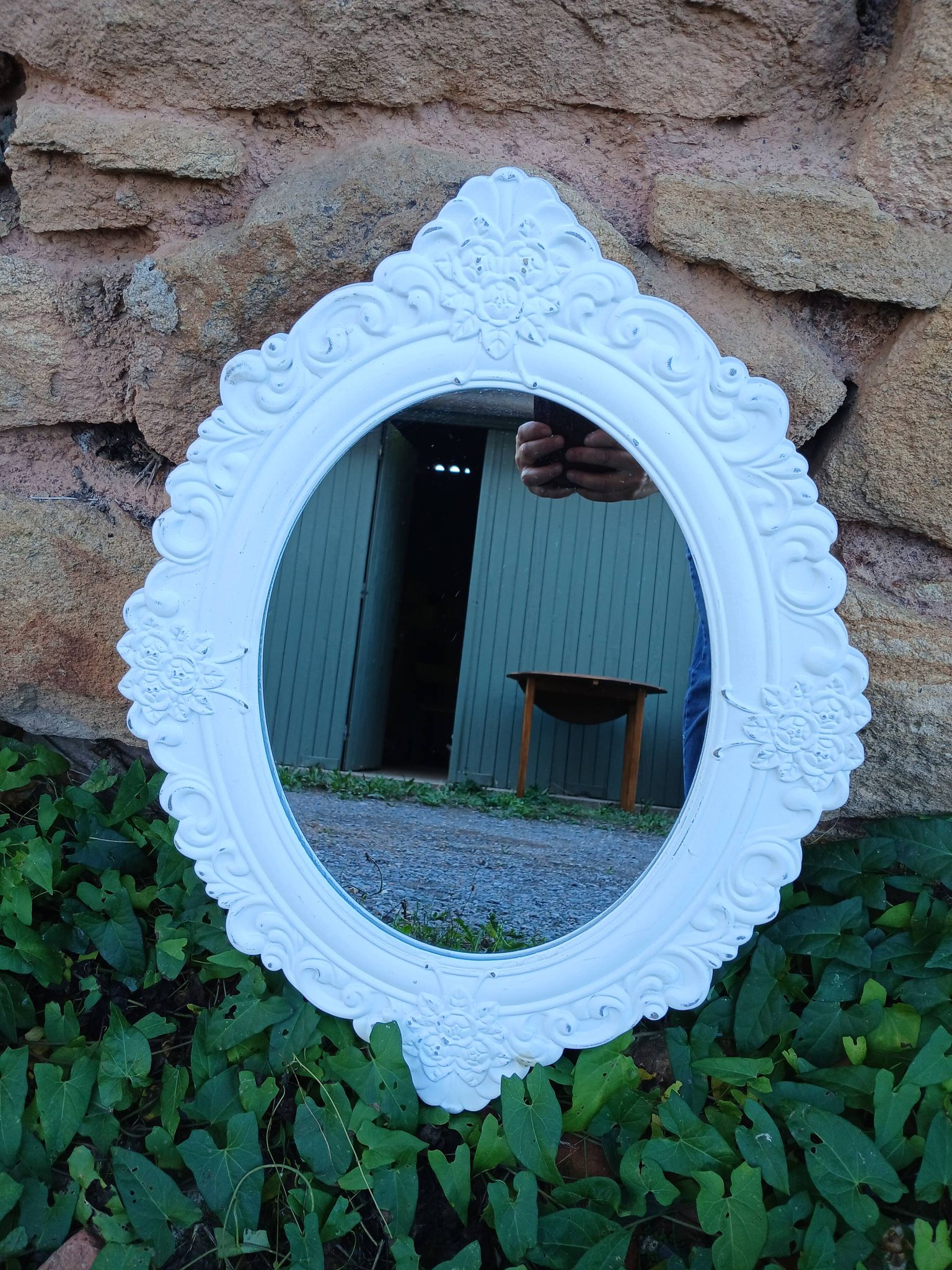 Miroir ovale avec cadre blanc 