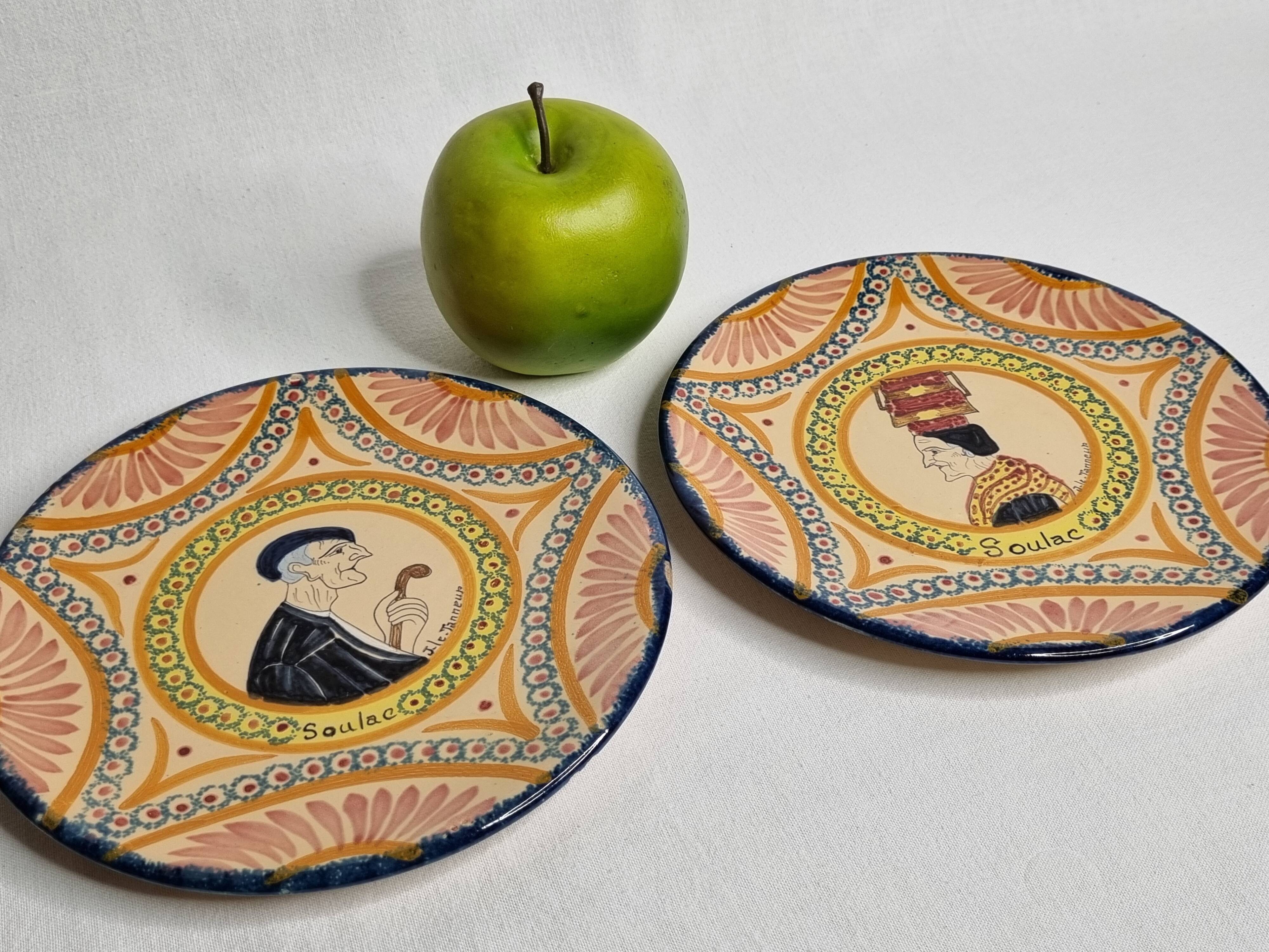 Pair of decorative plates Henriot Quimper, Soulac design, 1973, 18 cm