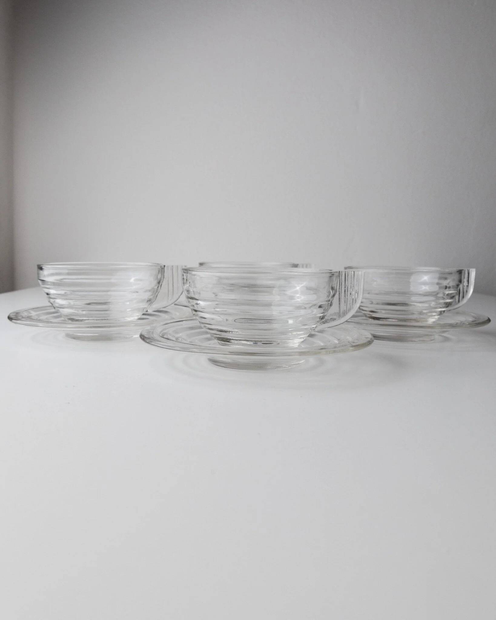 4 tasses en verre transparent avec soucoupes et embossage strié – Art Déco Italie années 1960, ensemble de vaisselle à thé élégant