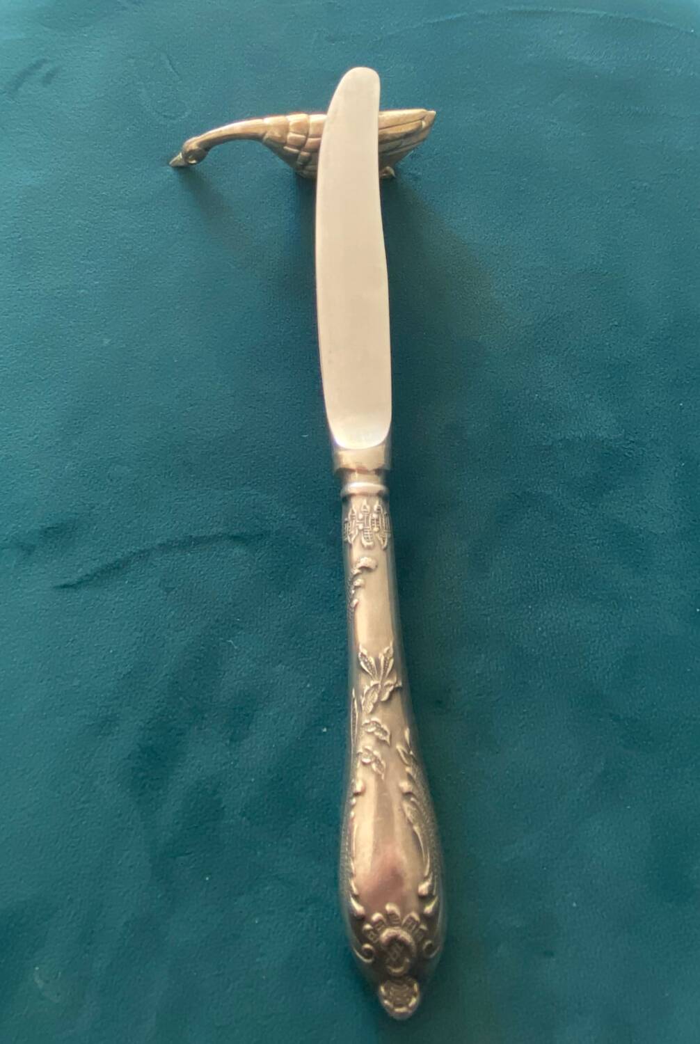 8 silver-colored metal goose-shaped knife holders