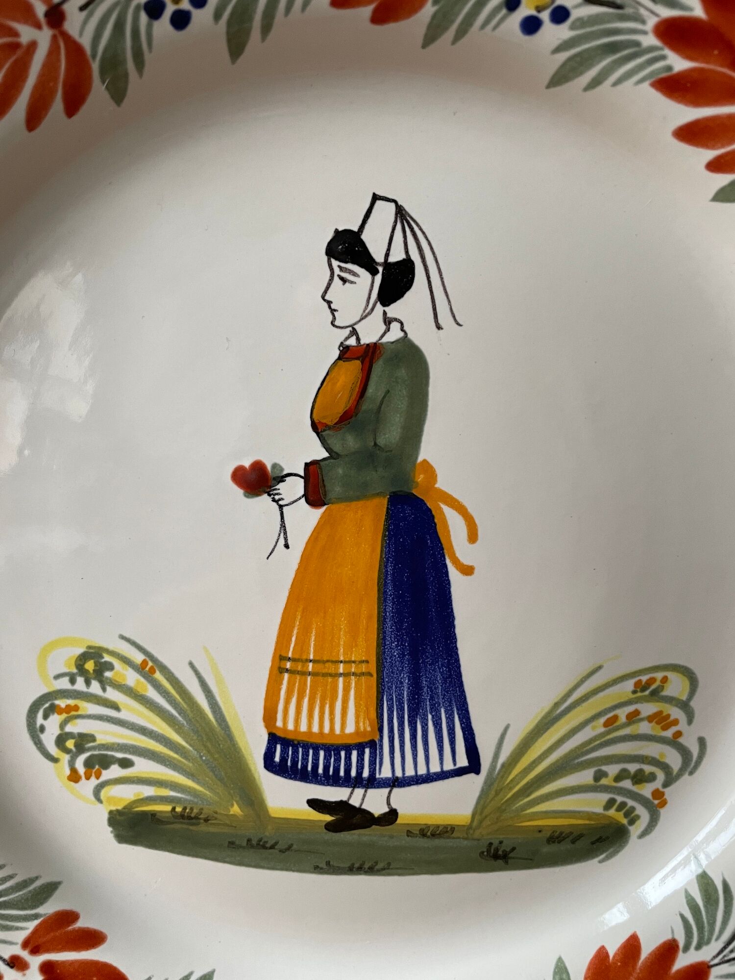 Set of 2 decorative plates Henriot Quimper France decorated by hand