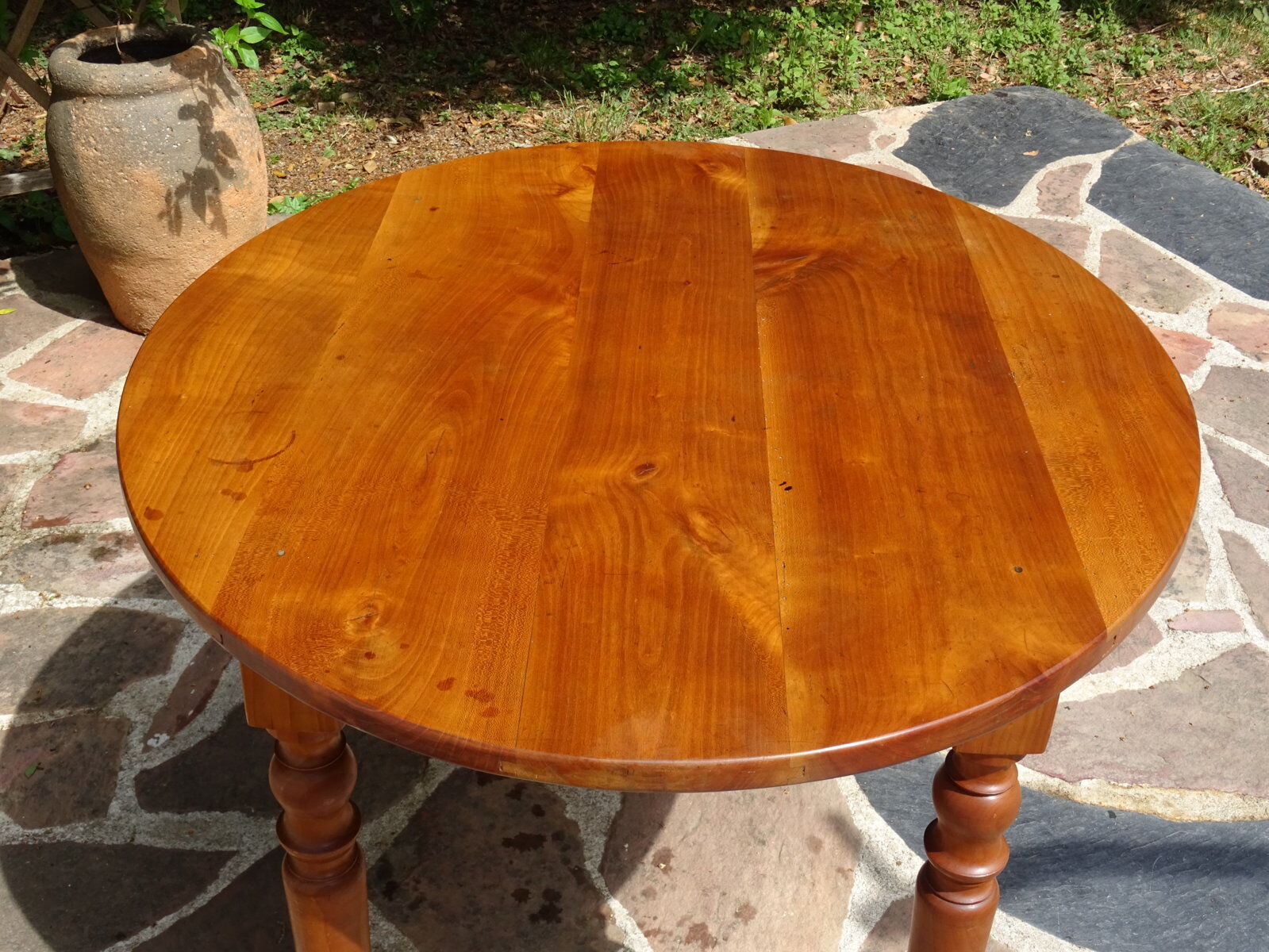 Table ovale bois fruitier