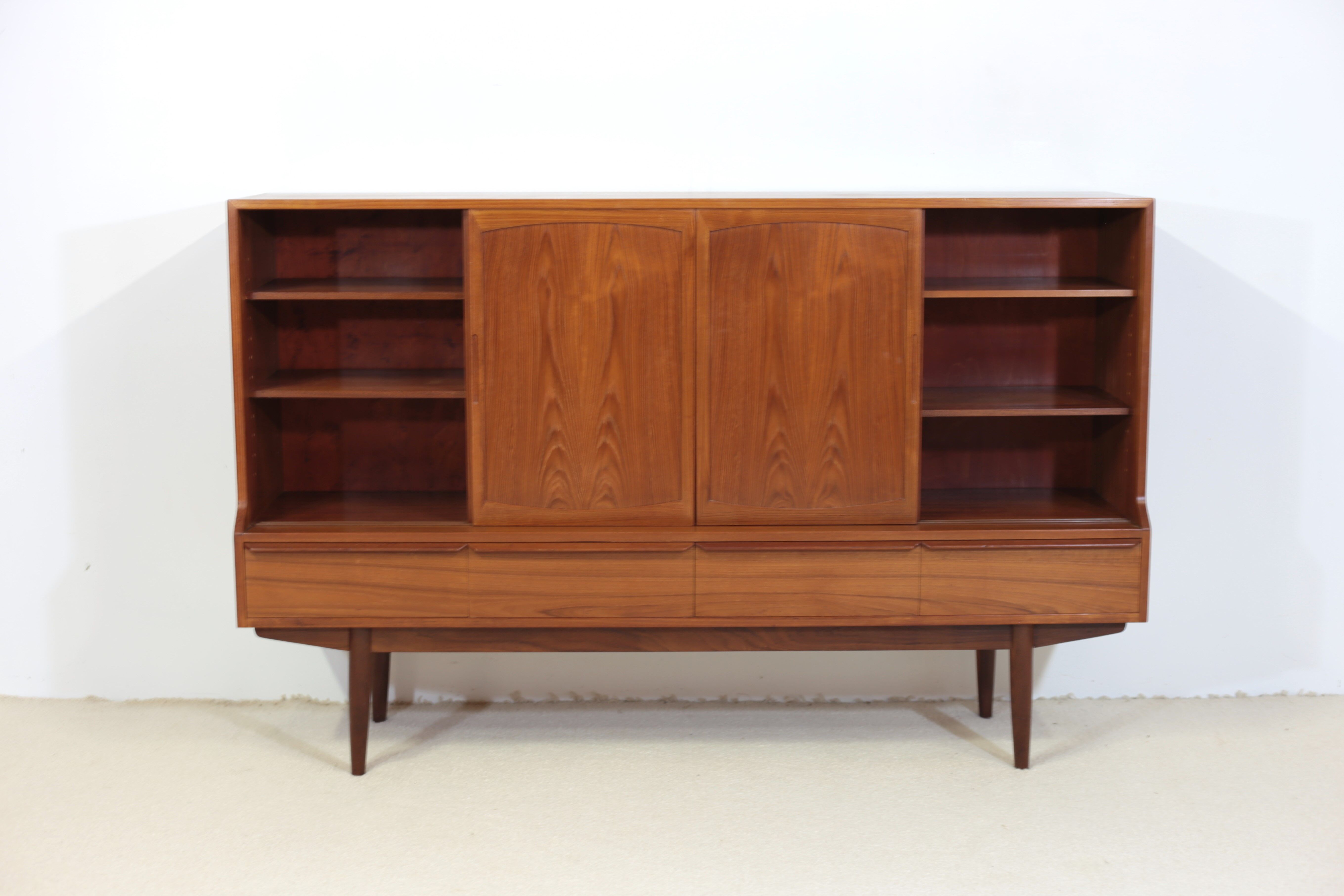Henning Kjaernulf high sideboard