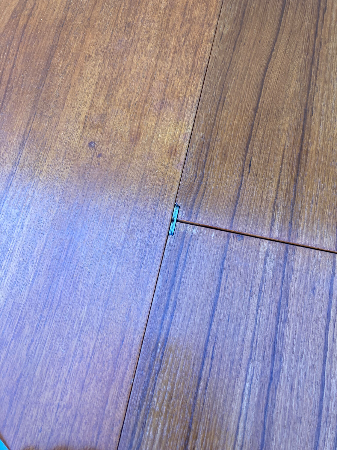 Scandinavian extendable round table