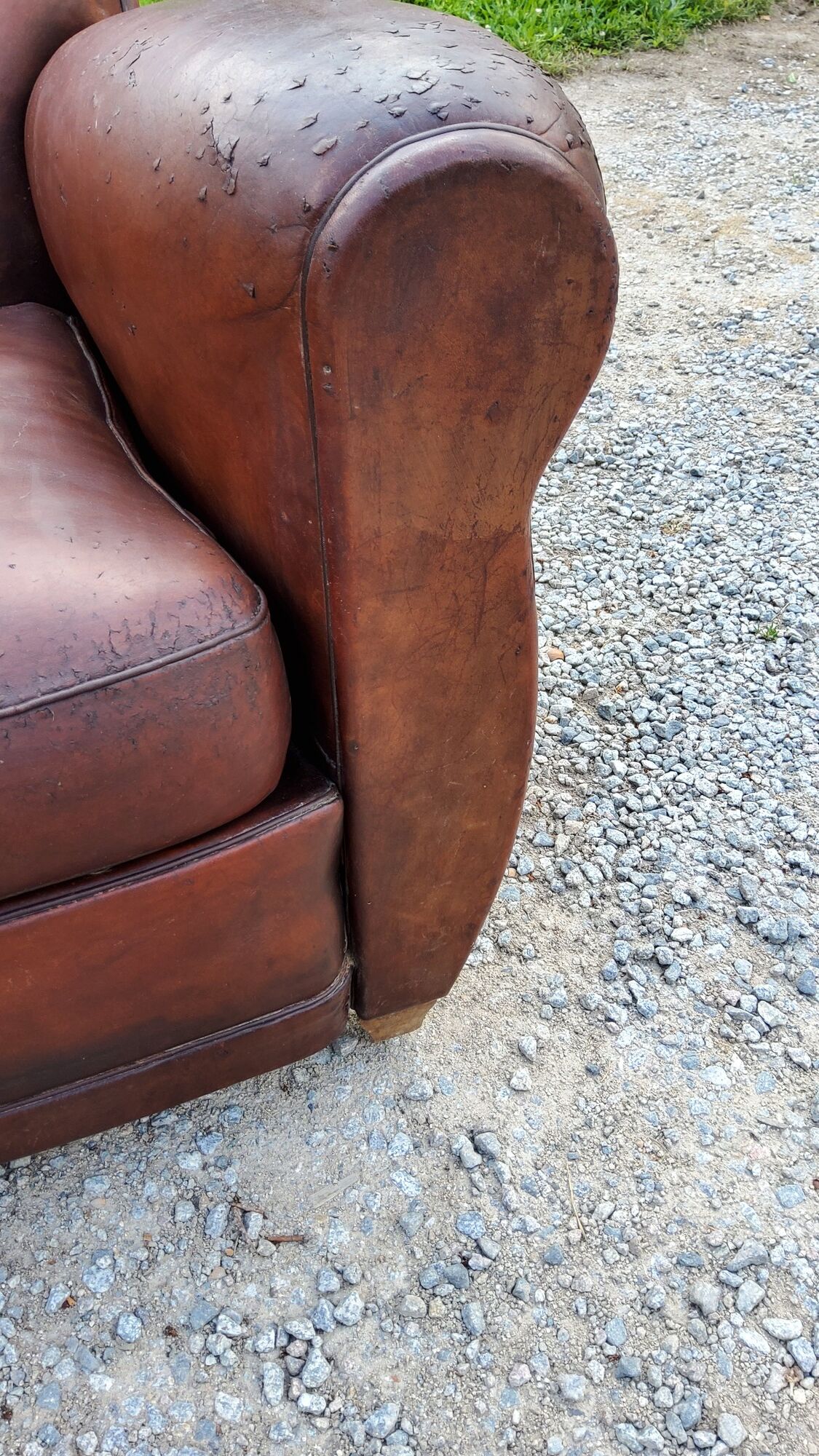 Paire de fauteuils club en cuir brun des années 30