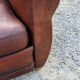 Paire de fauteuils club en cuir brun des années 30