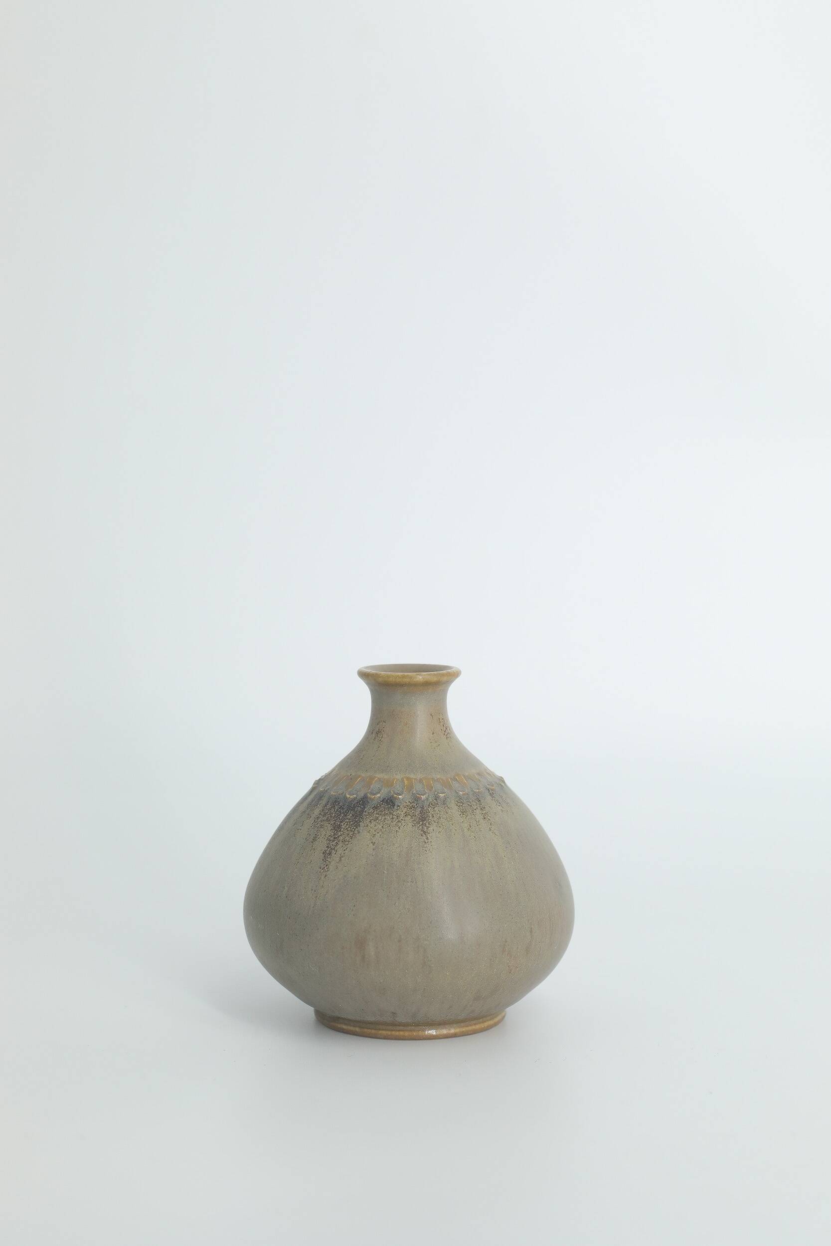 2 vases de scandinaves en grès pistache par Gunnar Borg