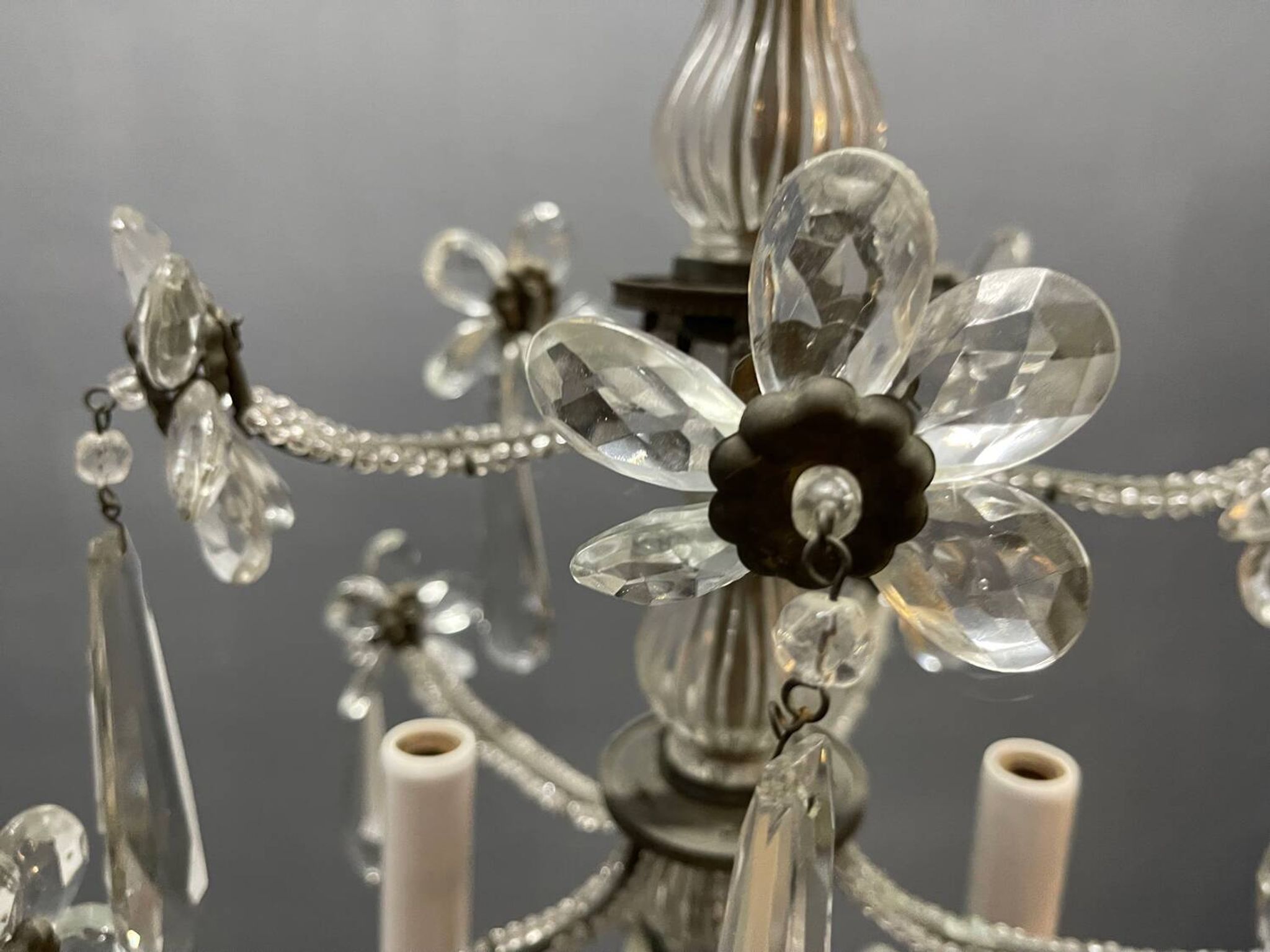 Chandelier en bronze avec fleurs en perles de cristal des années 1950