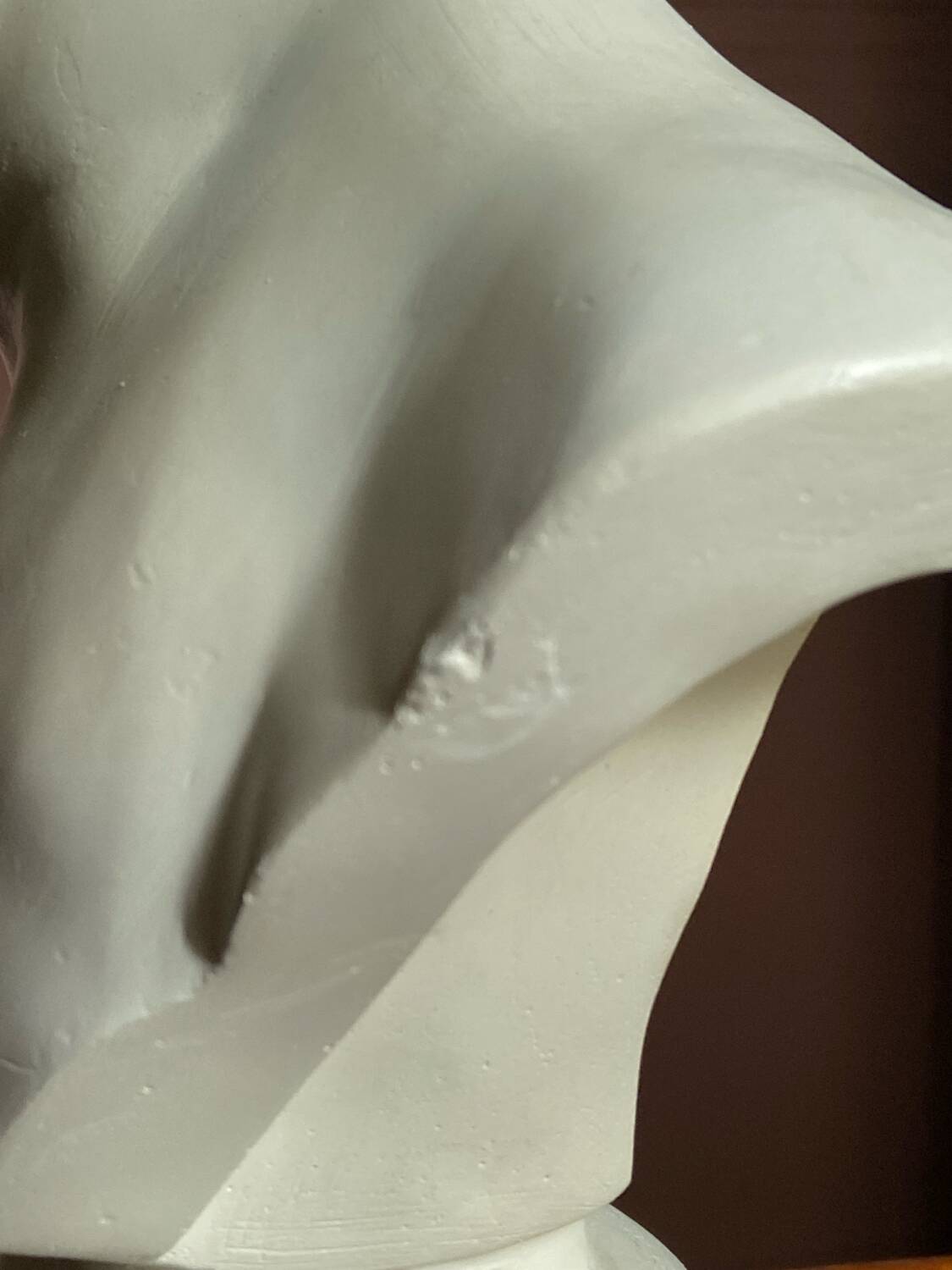 Sculpture en plâtre, buste d’enfant la boudeuse