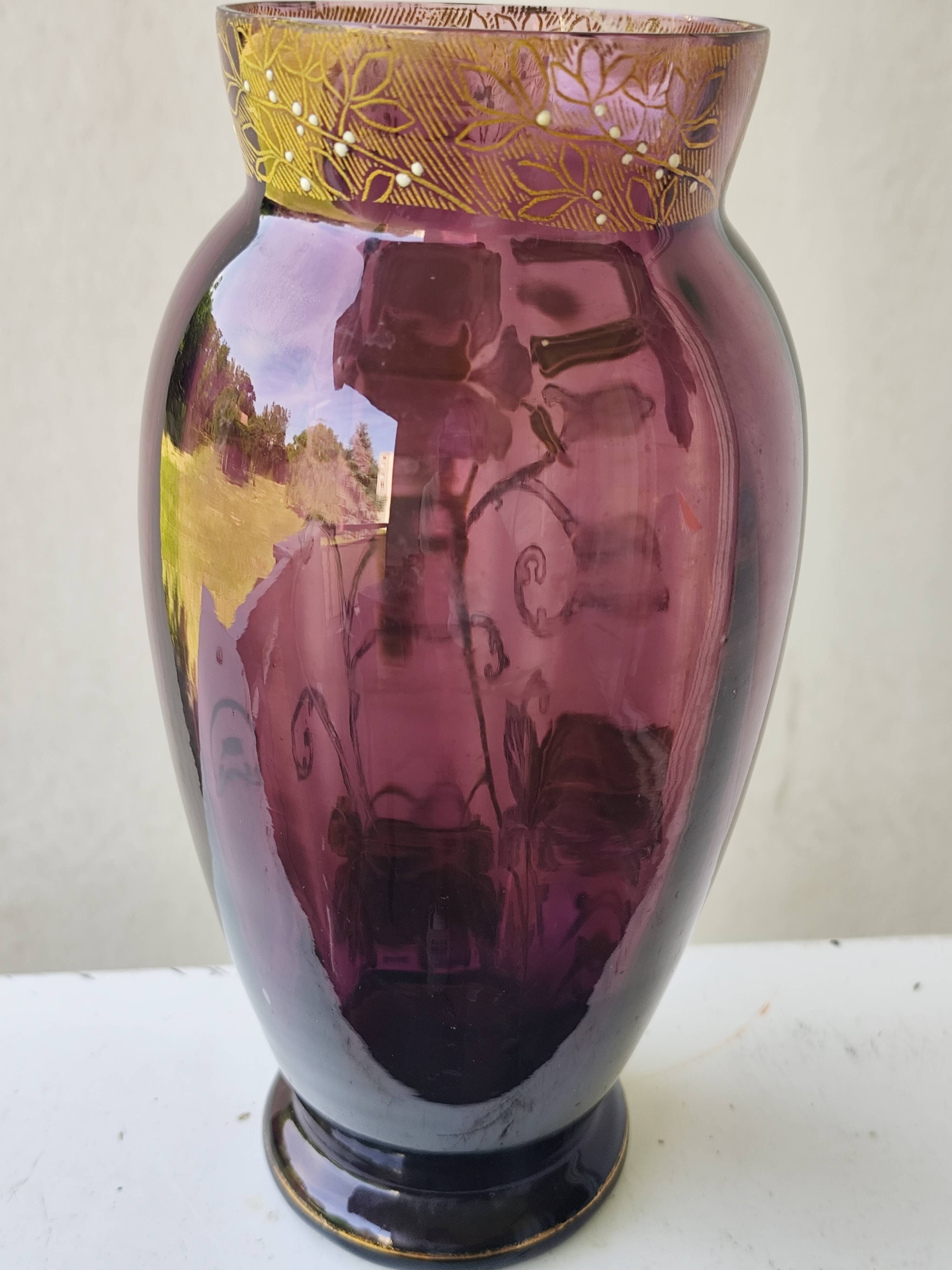 Vase en verre violet émaillé fleurs legras