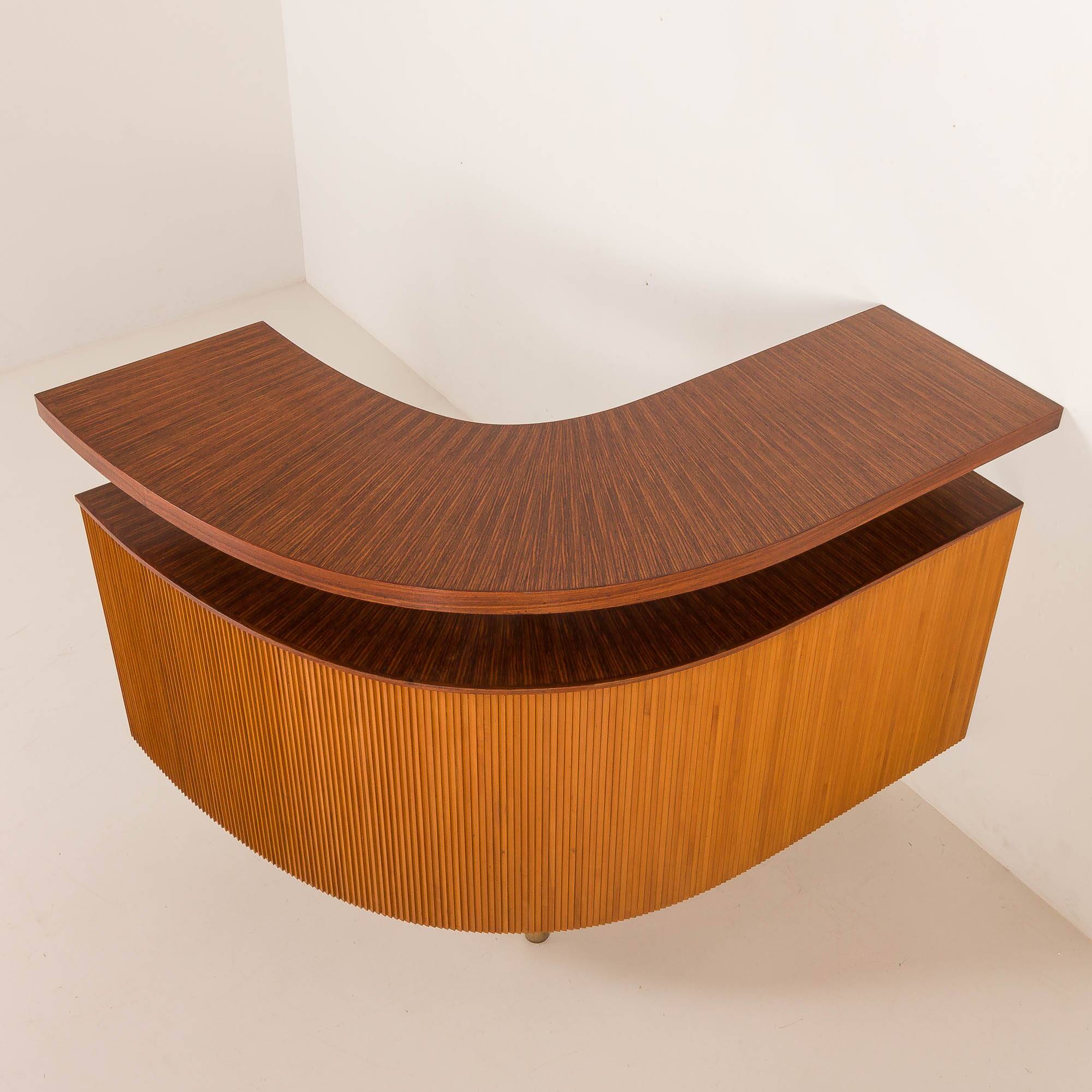 Cabinet de bar italien du milieu du siècle attribué à Carlo Hauner et Martin Eisler, Italie années 1960.