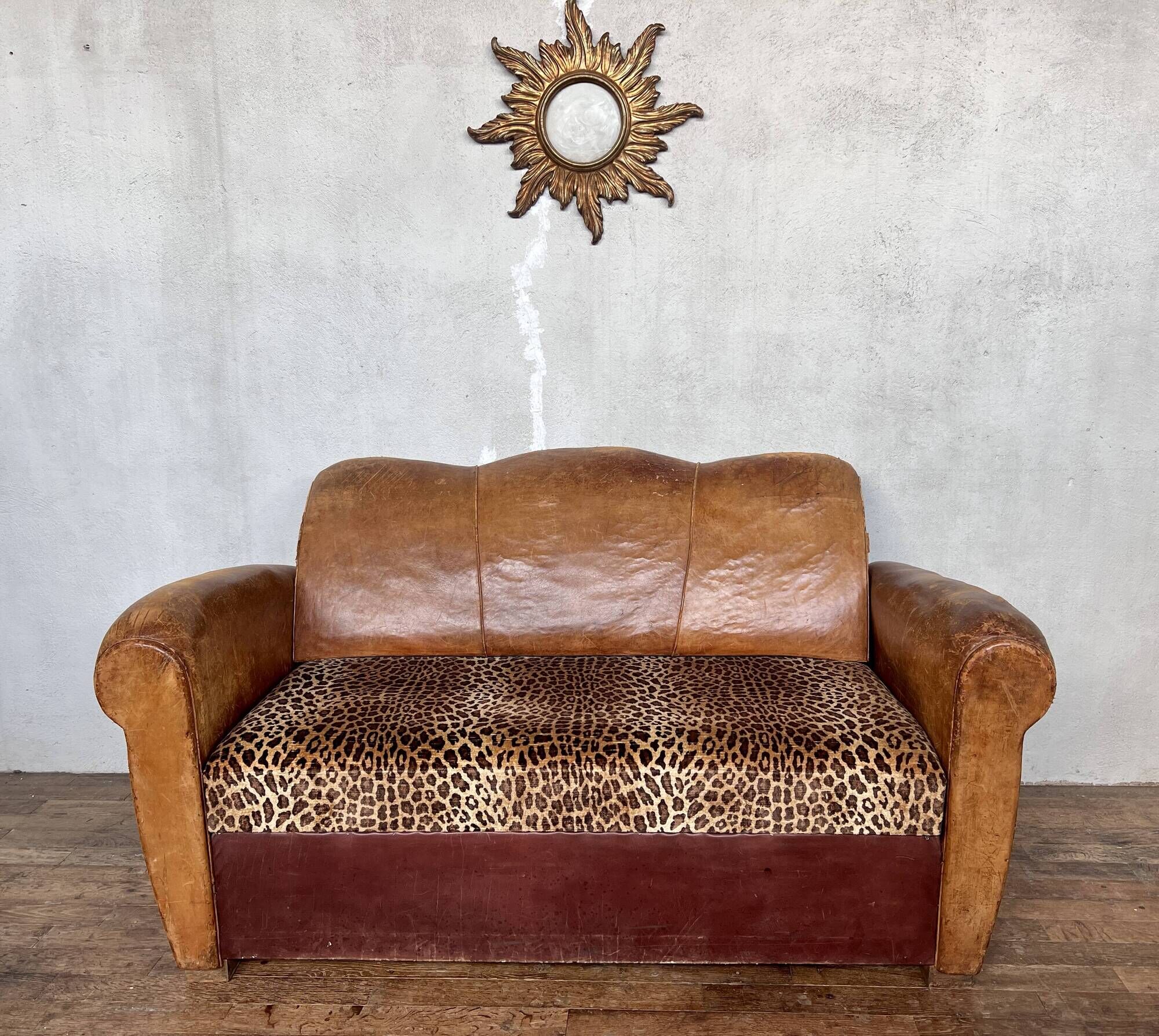 Canapé club Art Déco en cuir et motif léopard