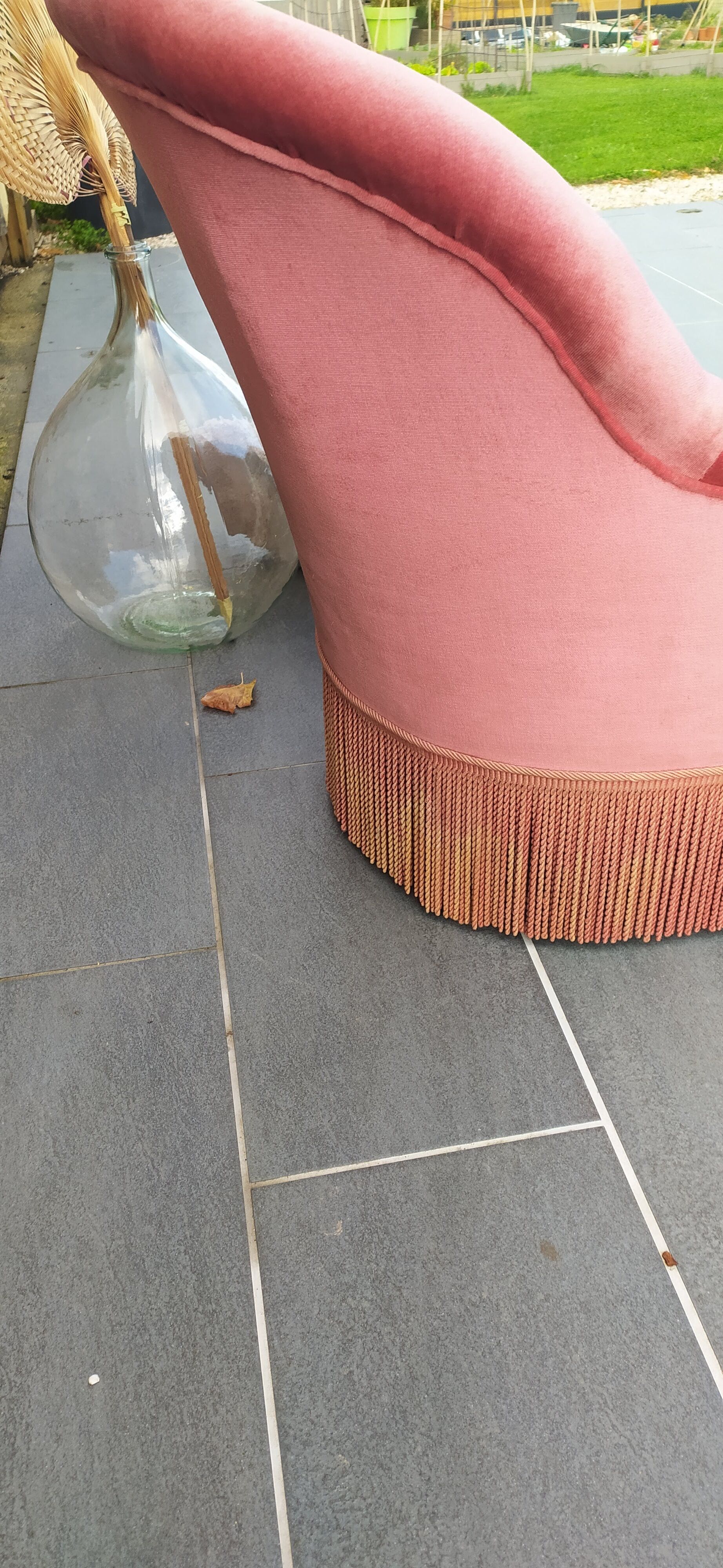 Pink velvet toad armchair with fringes