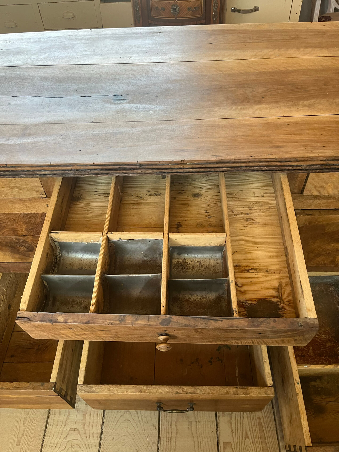 Workshop cabinet with drawers