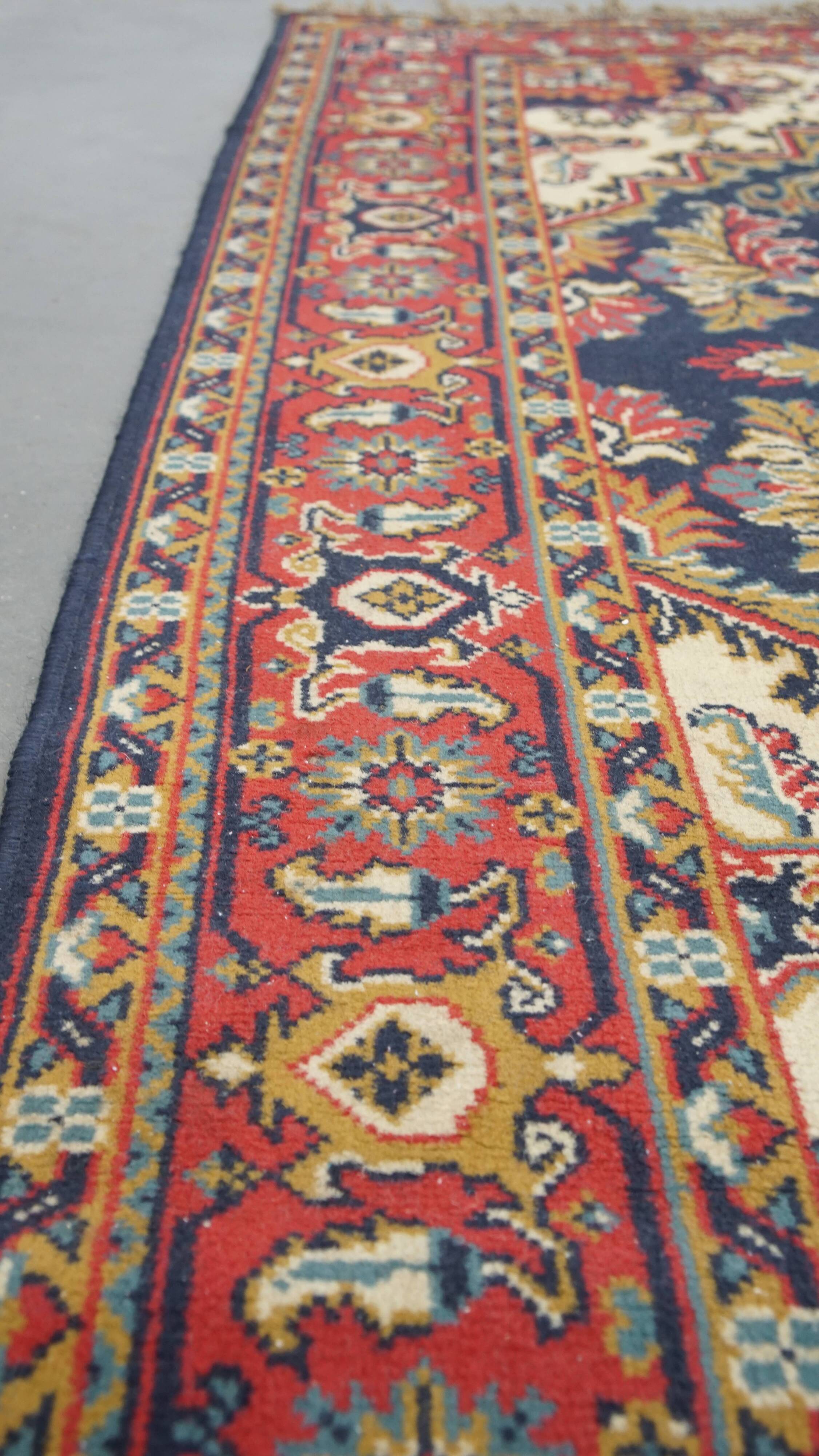 Tapis vintage en rouge et bleu foncé – 236x170 cm