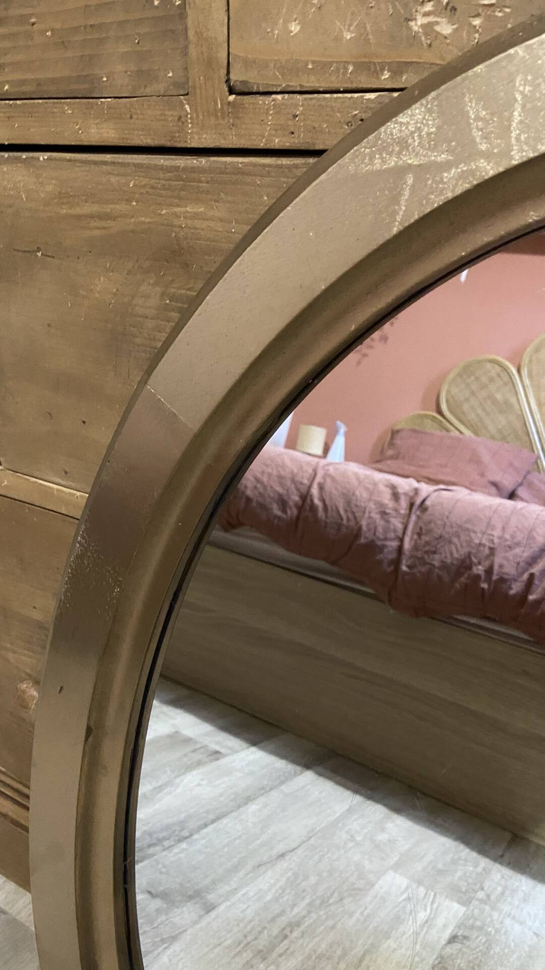 Oval gold medallion mirror – Classic style – 67 x 52 cm