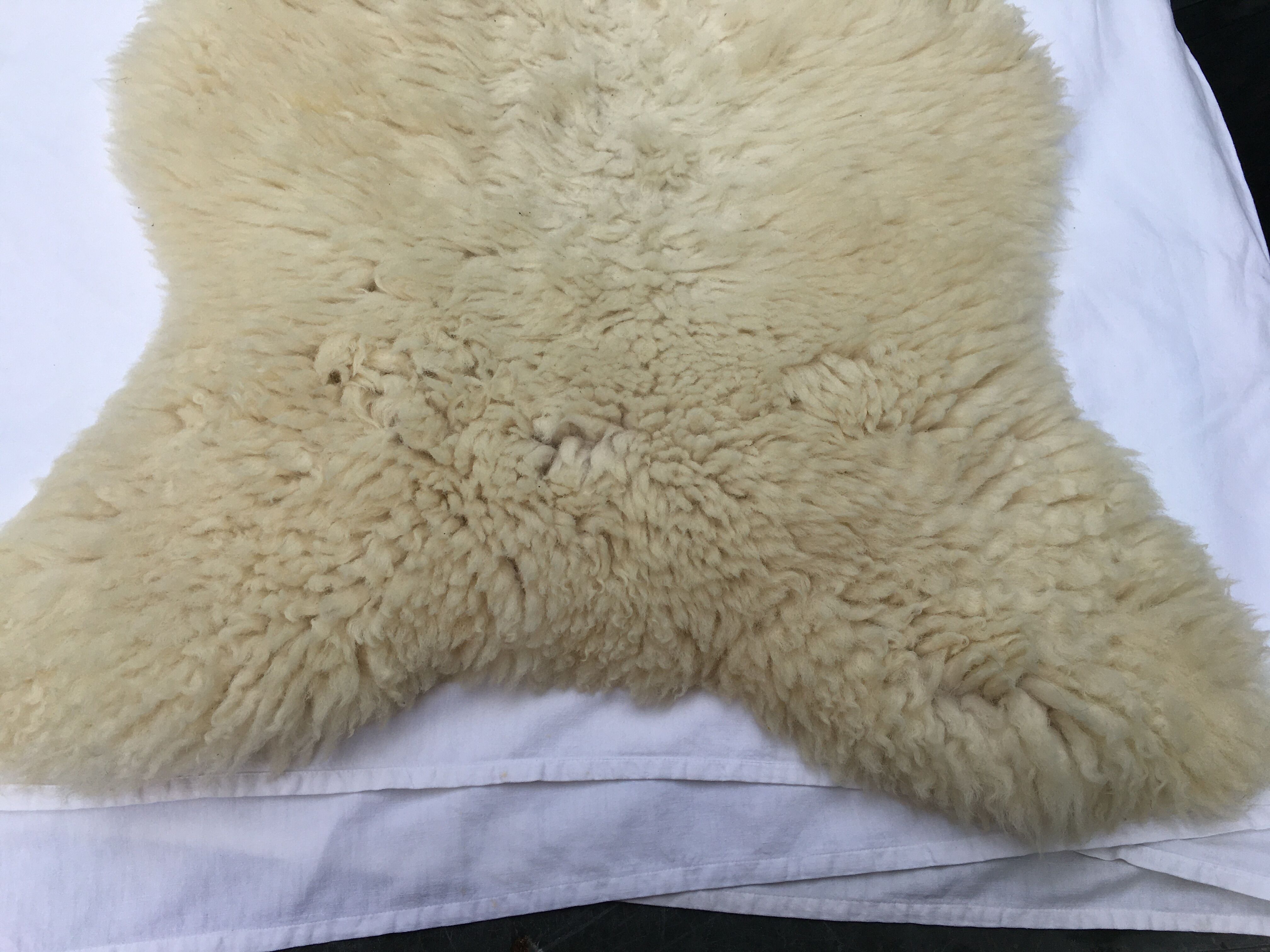 Thick and natural tanned sheepskin 100 cm x 60 cm