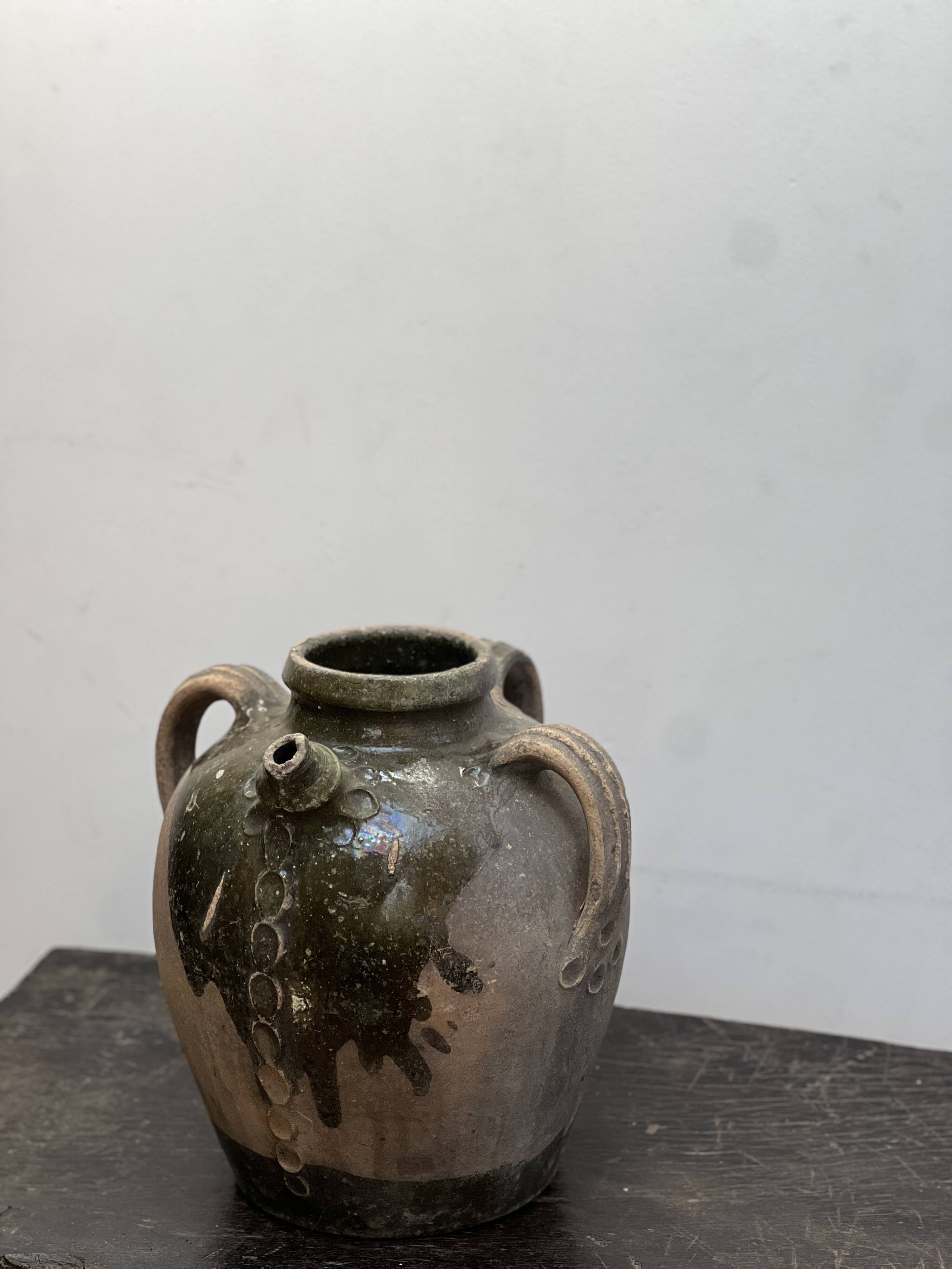 Cruche à huile à trois anses