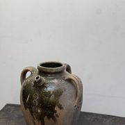 Cruche à huile à trois anses