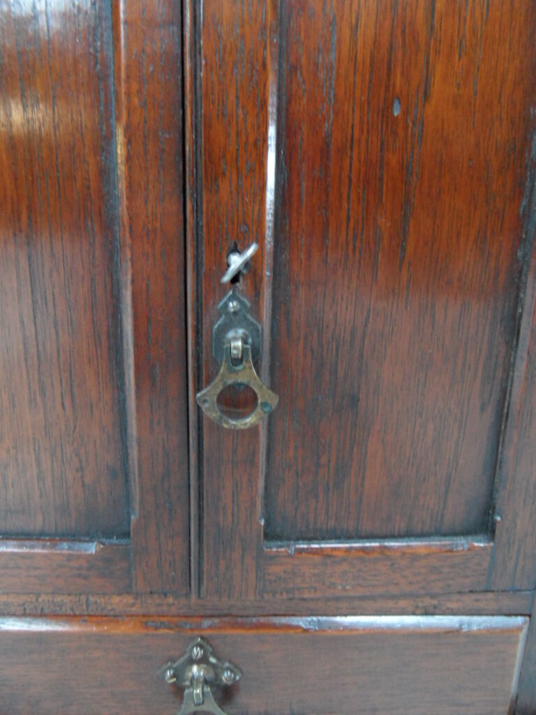 Armoire à bijoux en acajou ancien