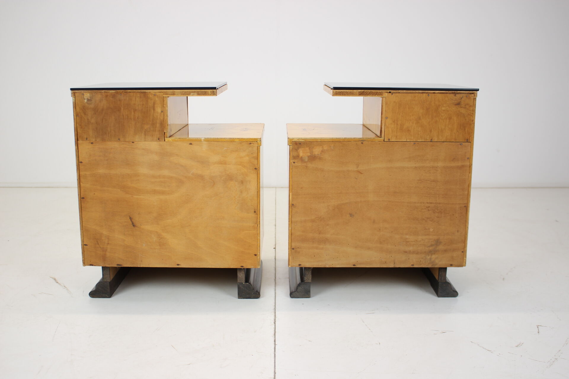 Ensemble de deux tables de chevet conçues par Jindřich Halabala pour UP závody, années 1950.