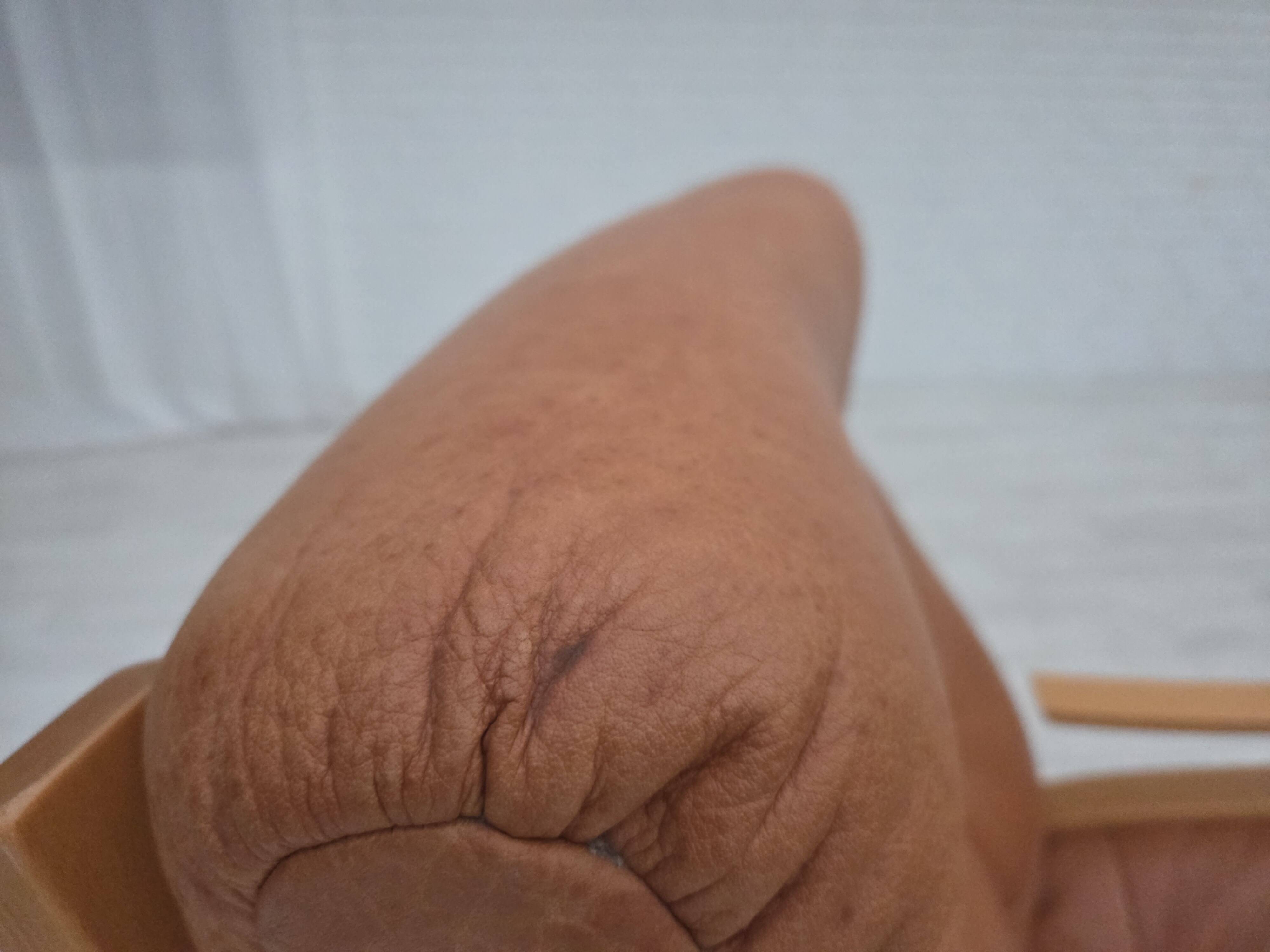 Fauteuil norvégien des années 1970, modèle "Kengu", cuir de meuble.