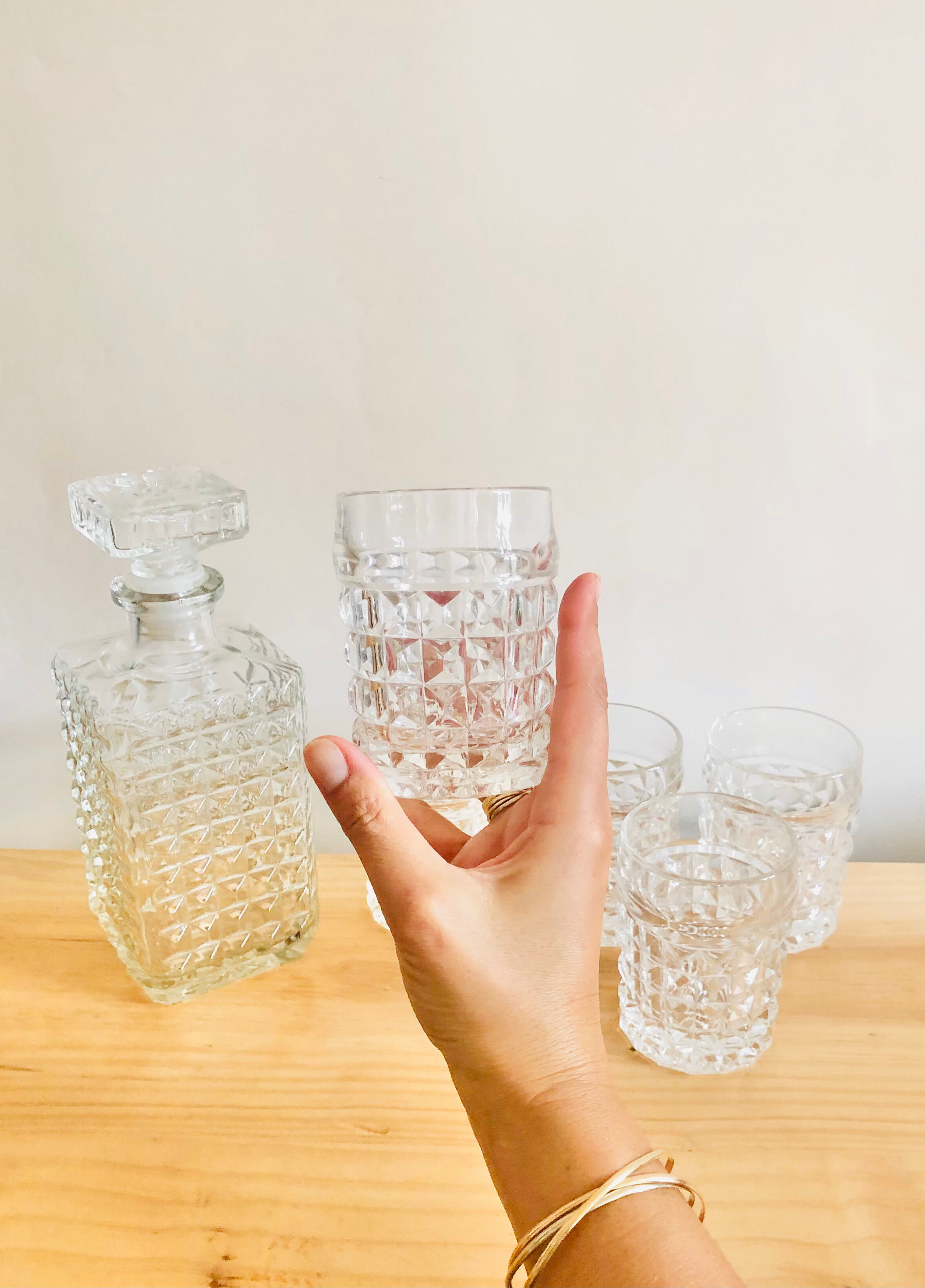 Set five glasses and whiskey decanter in chiseled glass
