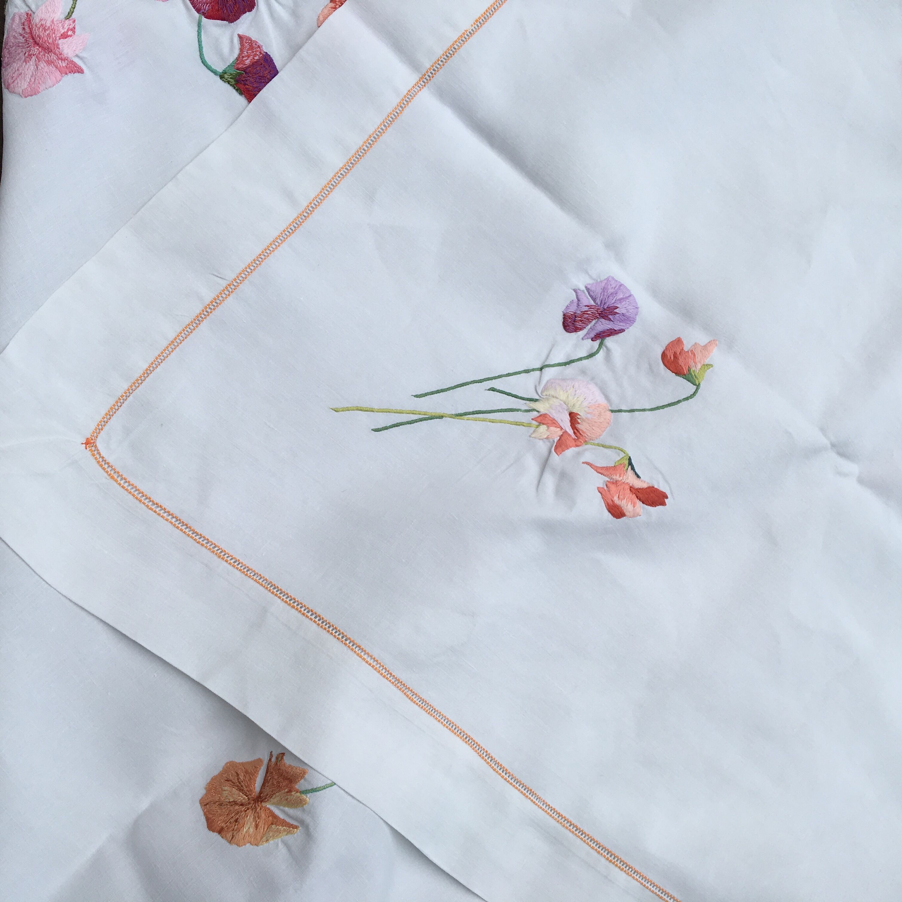 Rectangular tablecloth 160 x 240cm embroidered flowers "sweet peas"